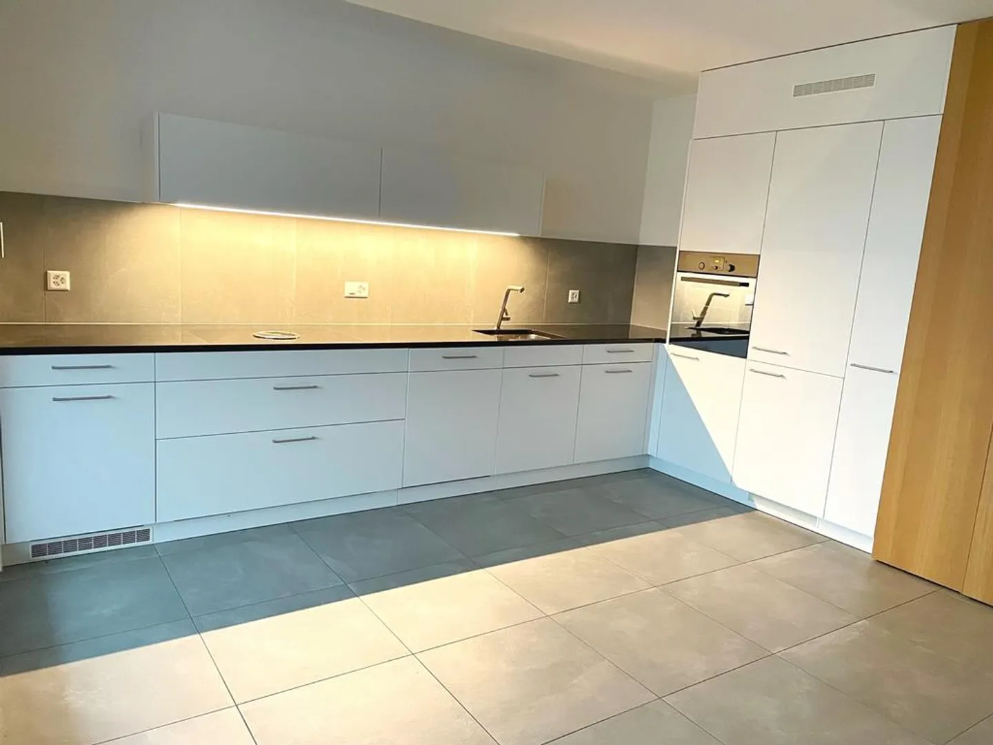 Penthouse apartment with 2 balconies and fantastic view - Photo 2 of 12