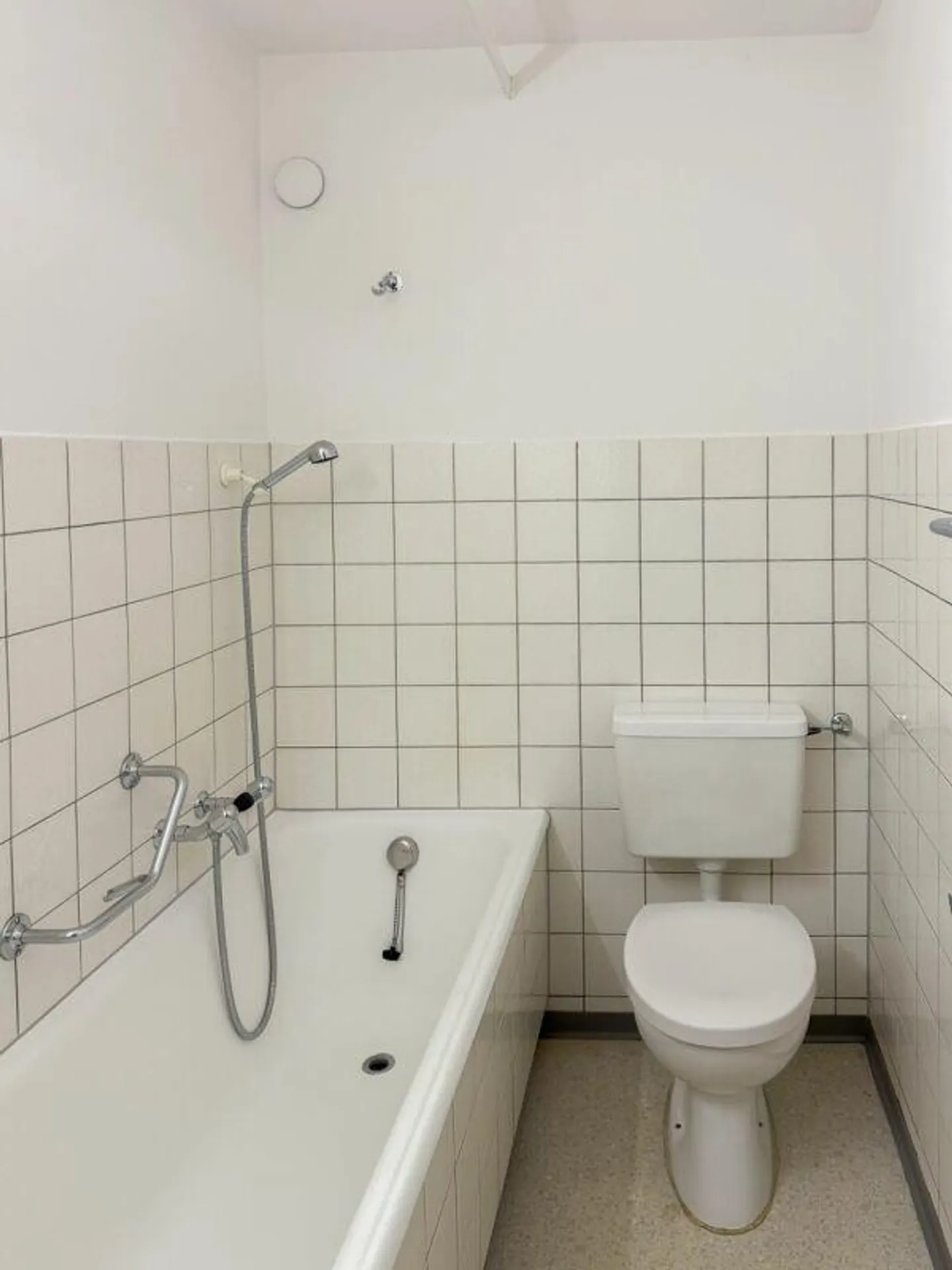 Apartment seeks single! - Photo 5 of 8