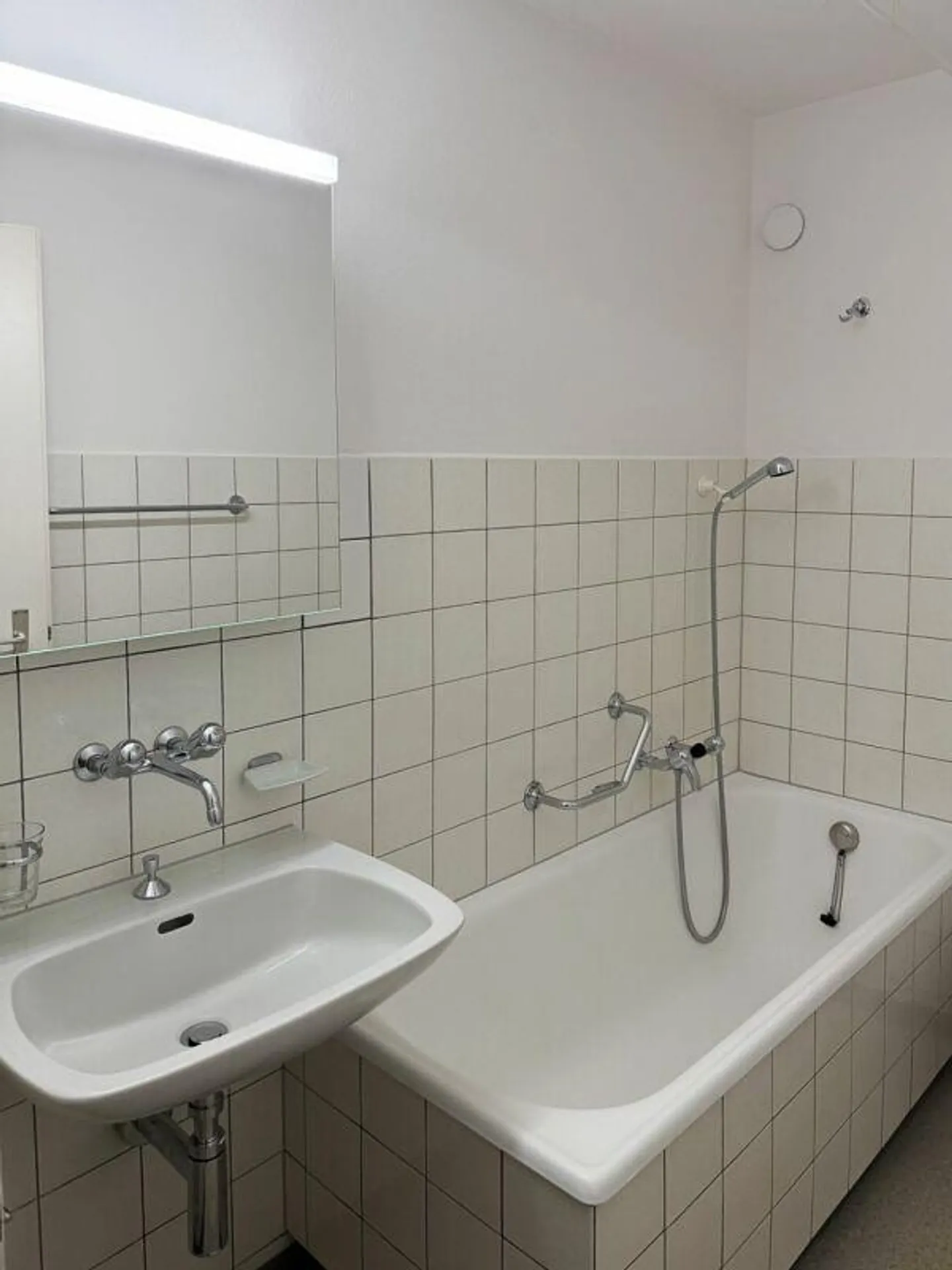 Apartment seeks single! - Photo 6 of 8