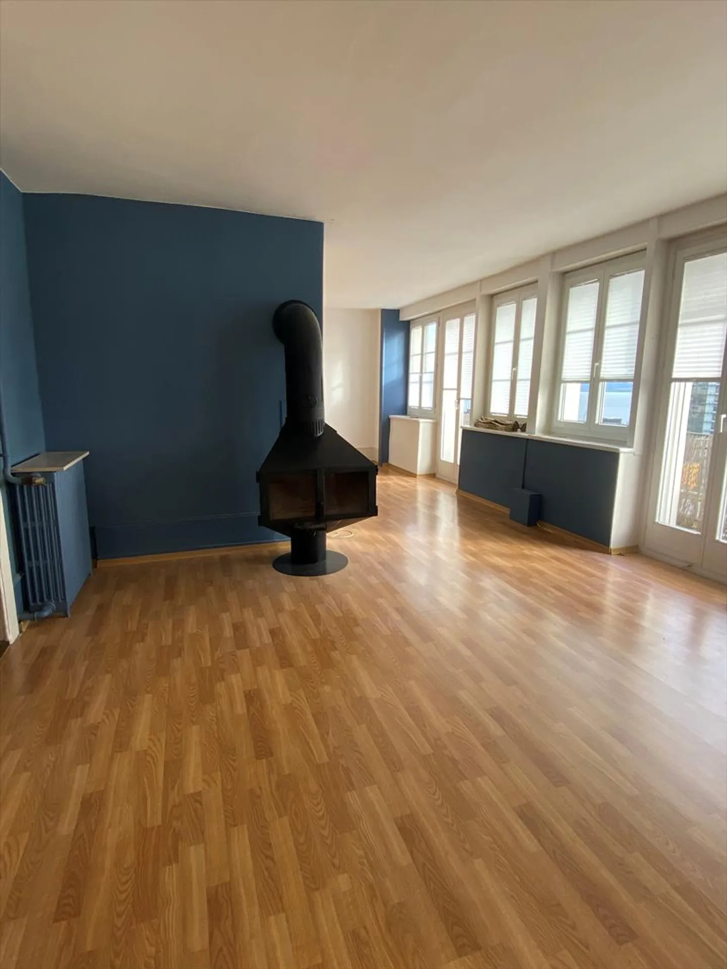 Grand appartement avec espace de vie ouvert au 2ème étage - Photo 2 sur 10