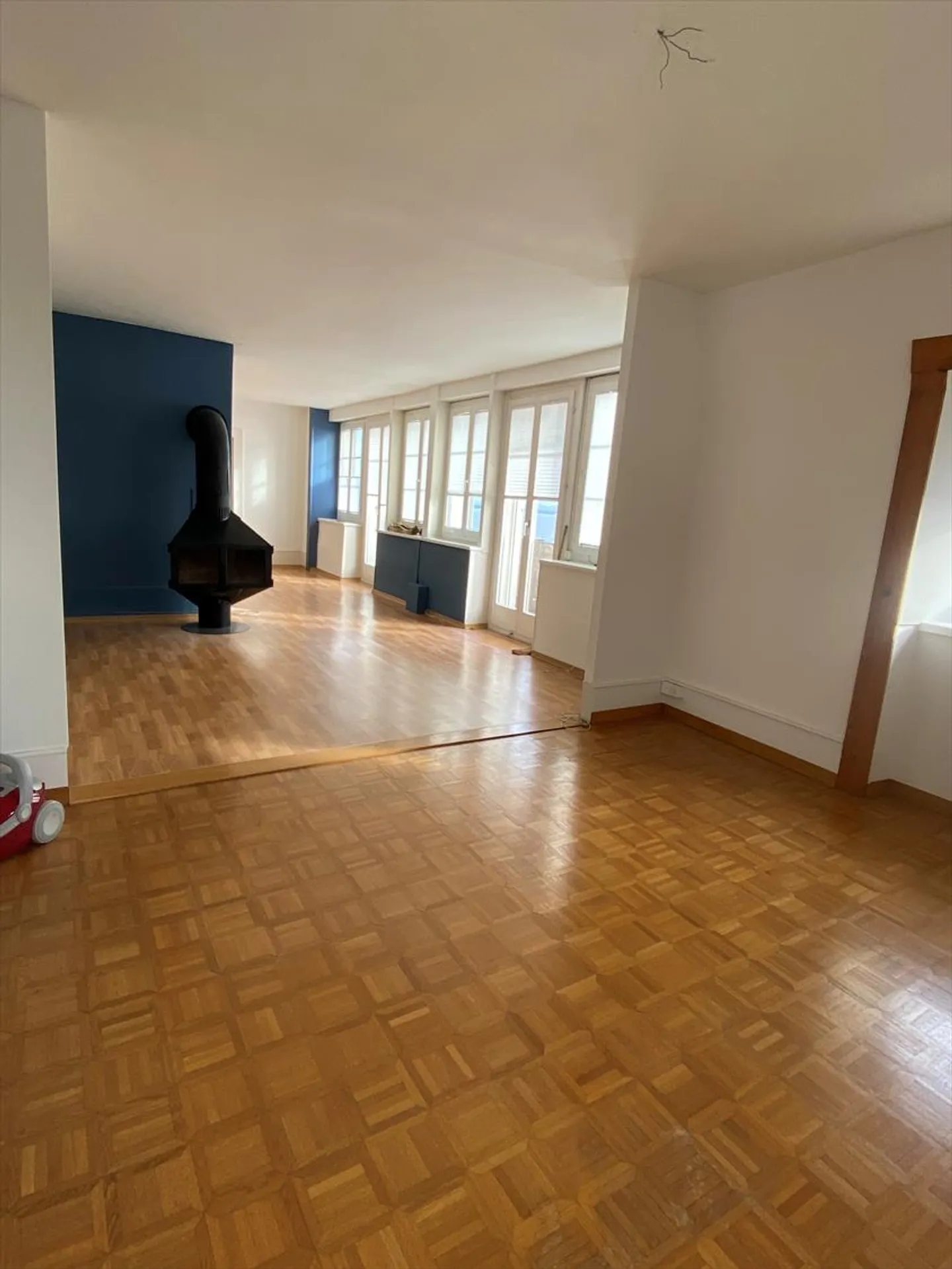 Grand appartement avec espace de vie ouvert au 2ème étage - Photo 3 sur 10