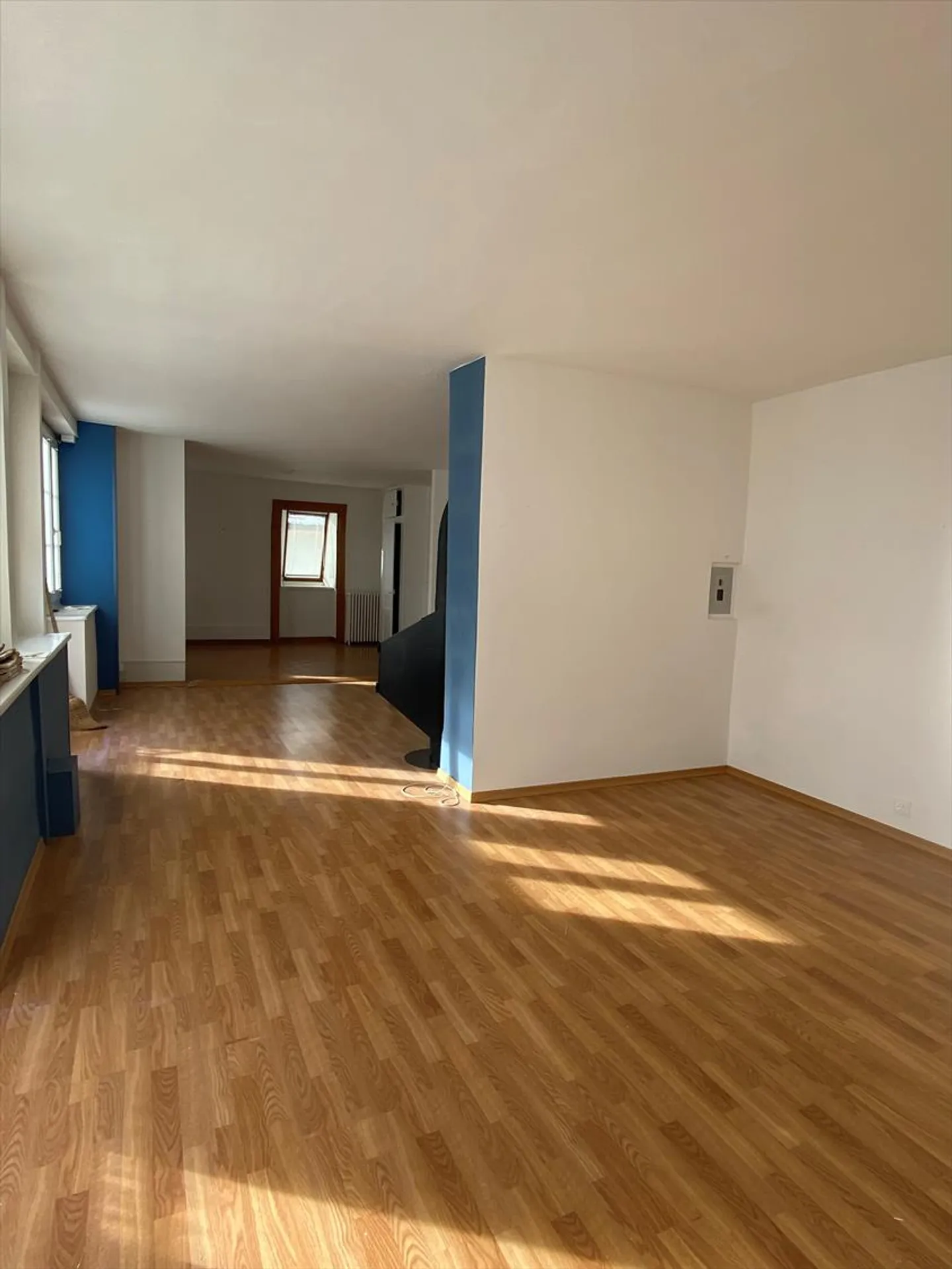 Grand appartement avec espace de vie ouvert au 2ème étage - Photo 4 sur 10