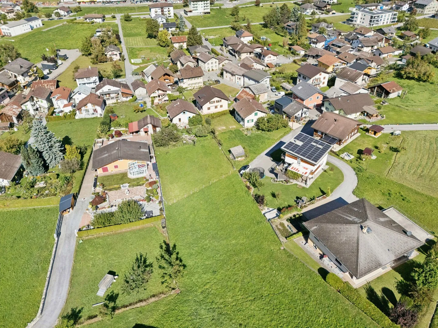 Building land with versatile usage possibilities - Photo 2 of 12