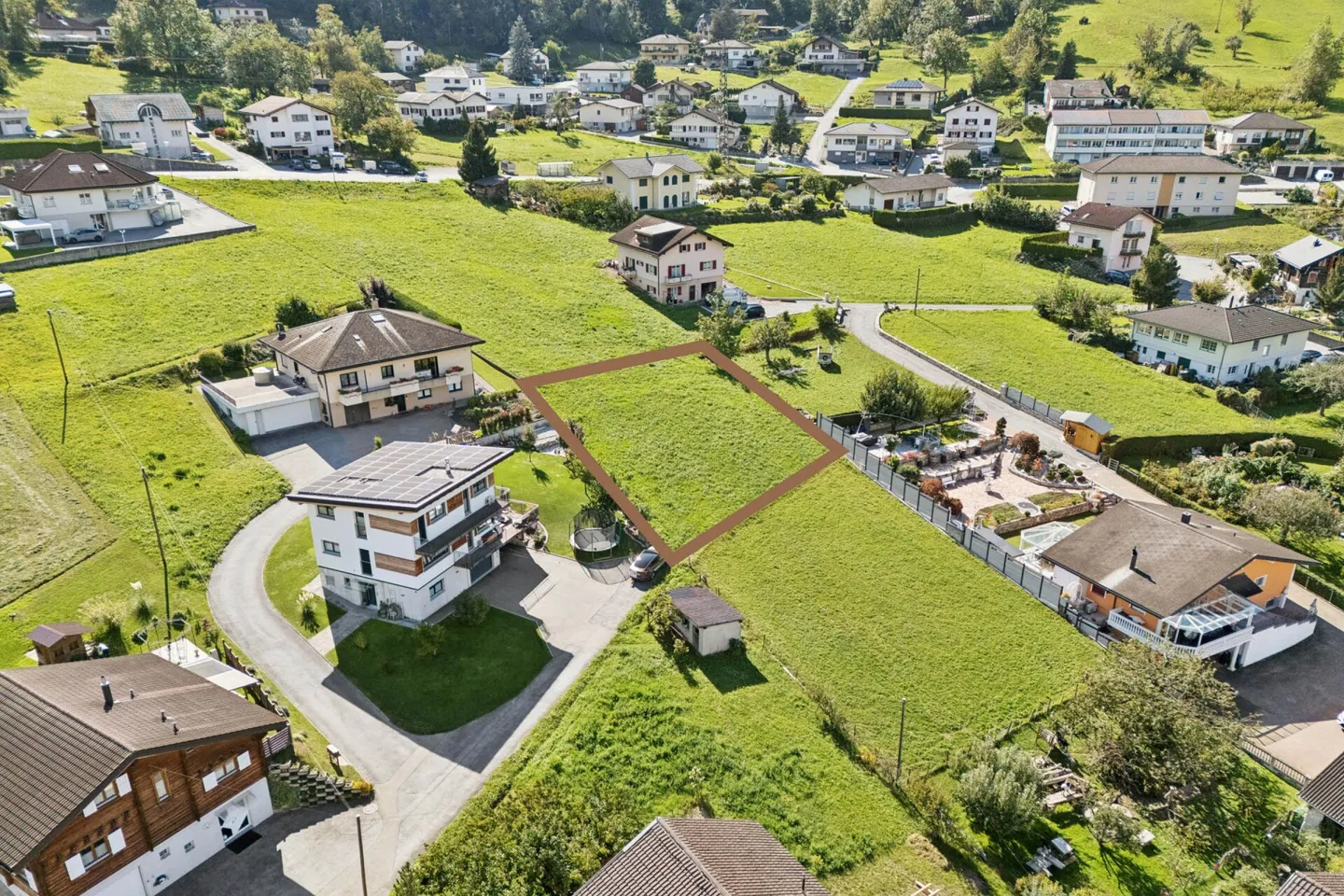 Building land with versatile usage possibilities - Photo 3 of 12