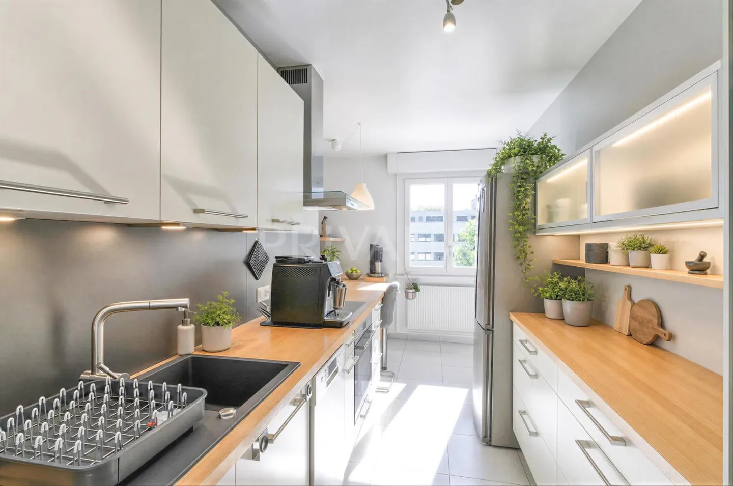 Exclusively: Spacious 5-room renovated apartment with balcony and garage in Onex - Photo 2 of 5