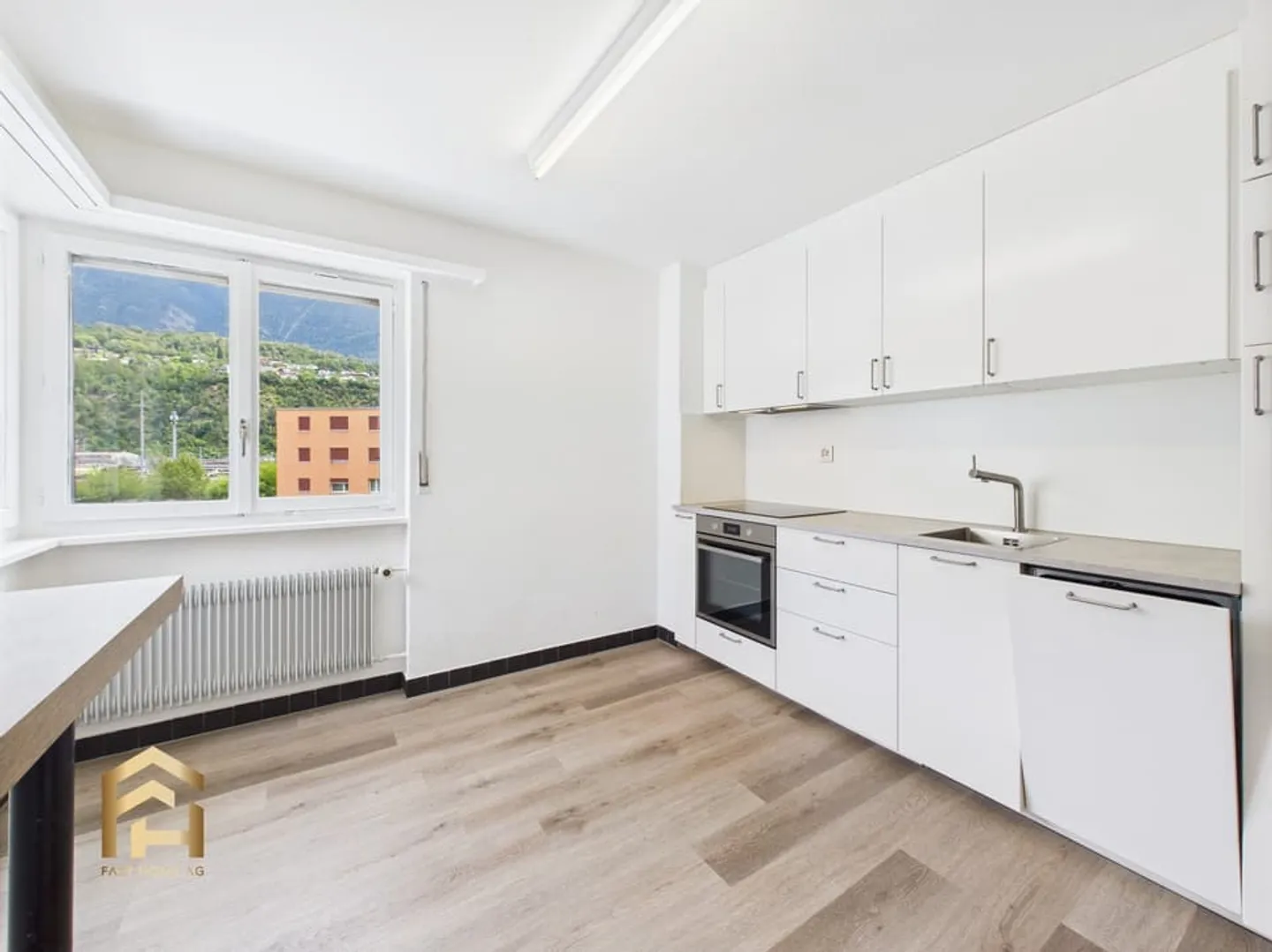 Attraktive 4.5 ZWG mit grossem Balkon und toller Aussicht - Foto 1 von 13