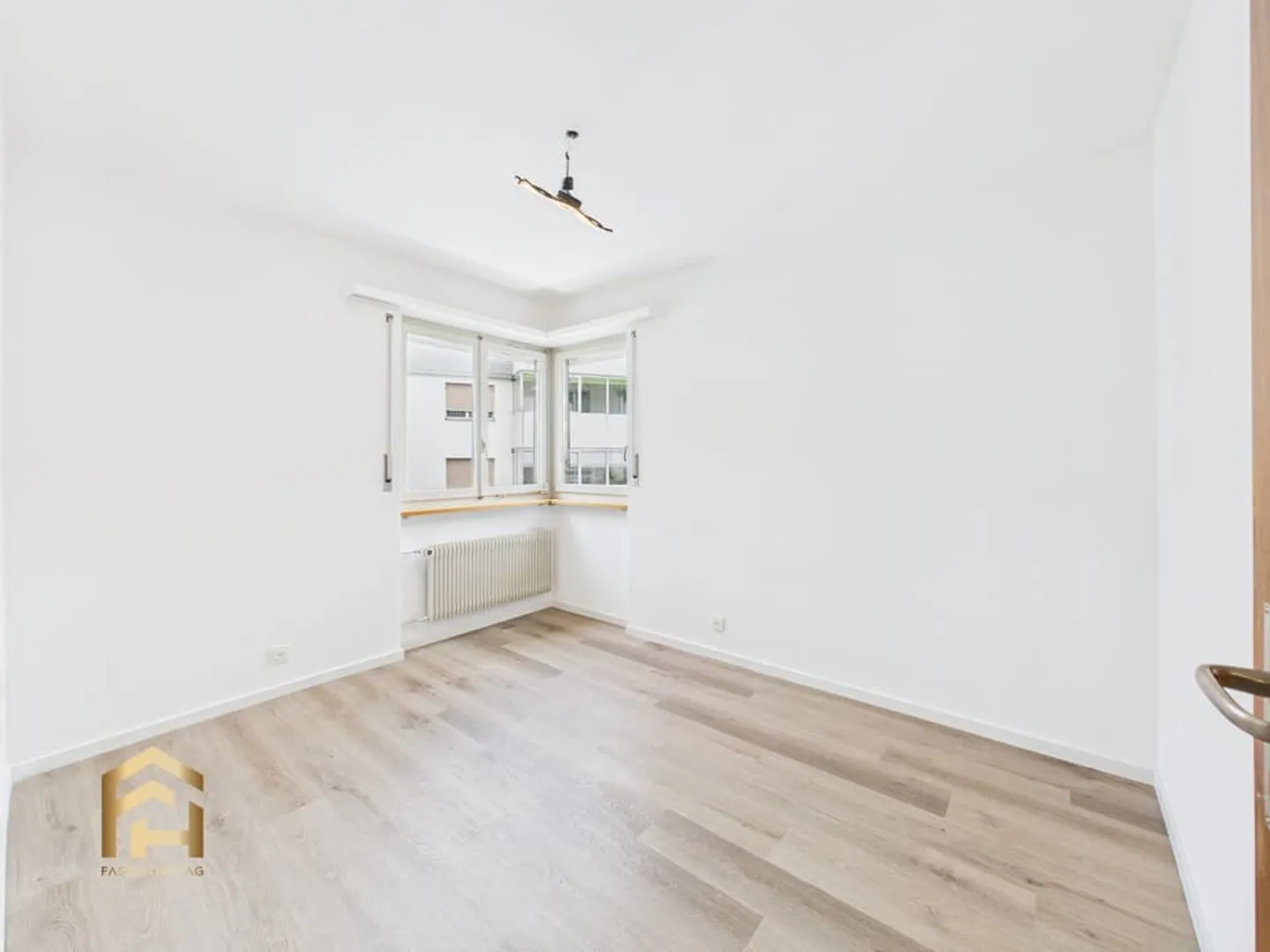 Attraktive 4.5 ZWG mit grossem Balkon und toller Aussicht - Foto 6 von 13