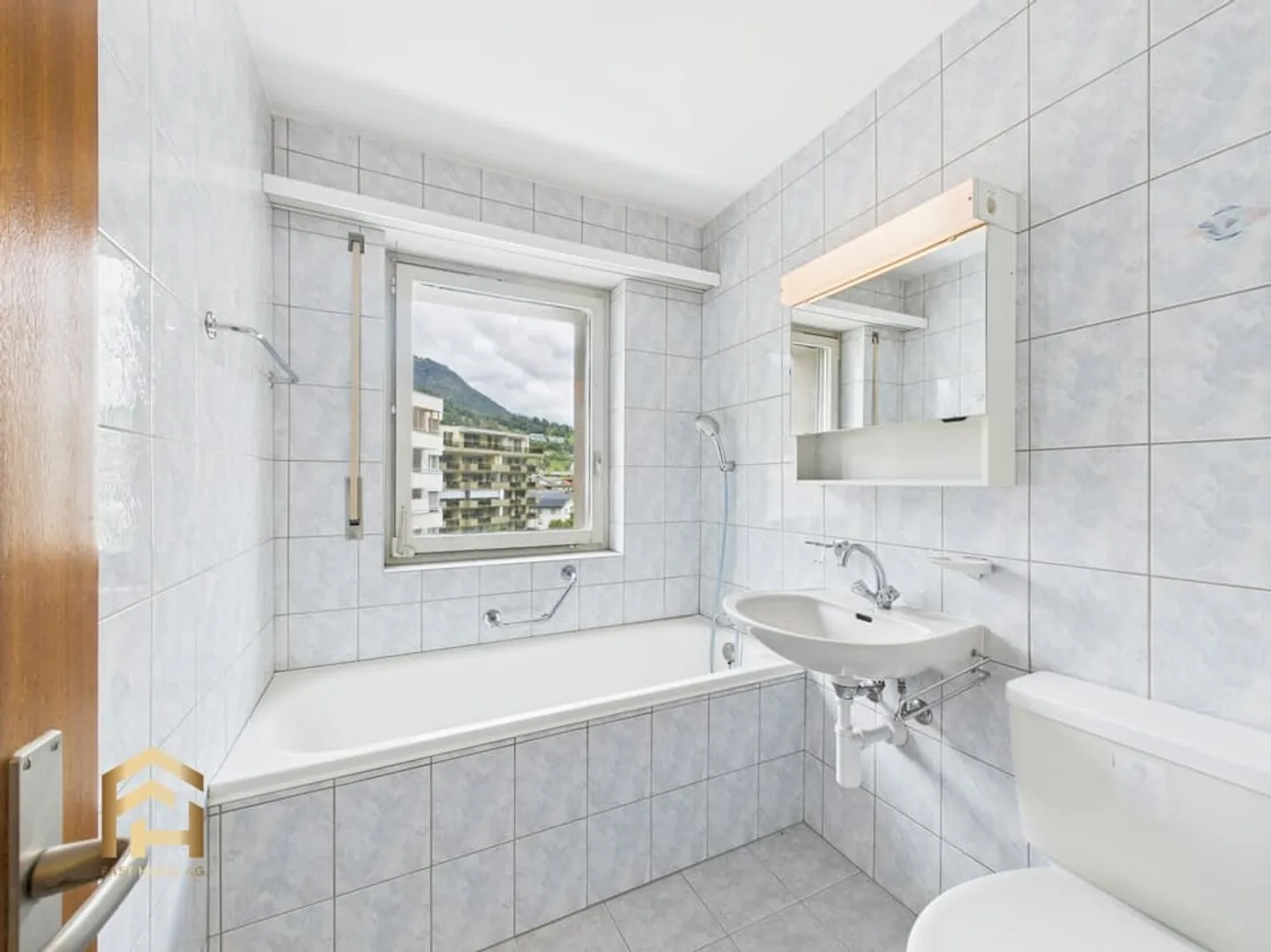 Attraktive 4.5 ZWG mit grossem Balkon und toller Aussicht - Foto 8 von 13