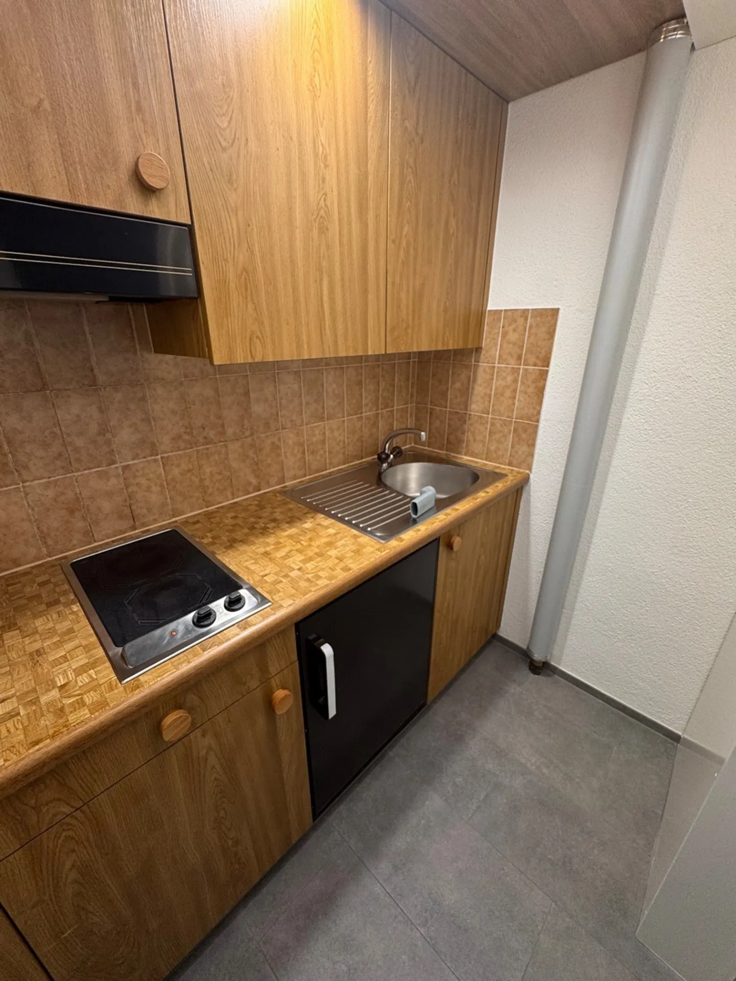 Charming, partially renovated 1-room apartment in a central location - Photo 2 of 7