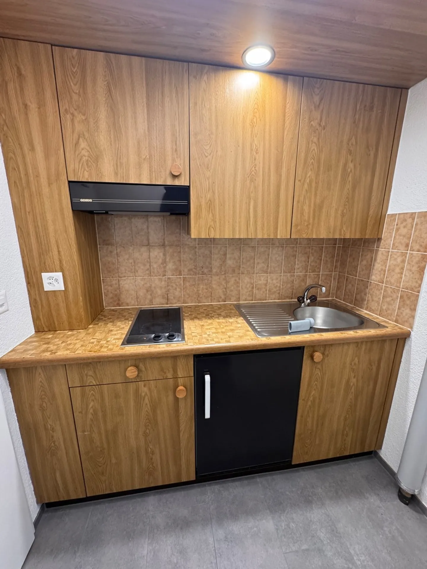 Charming, partially renovated 1-room apartment in a central location - Photo 1 of 7