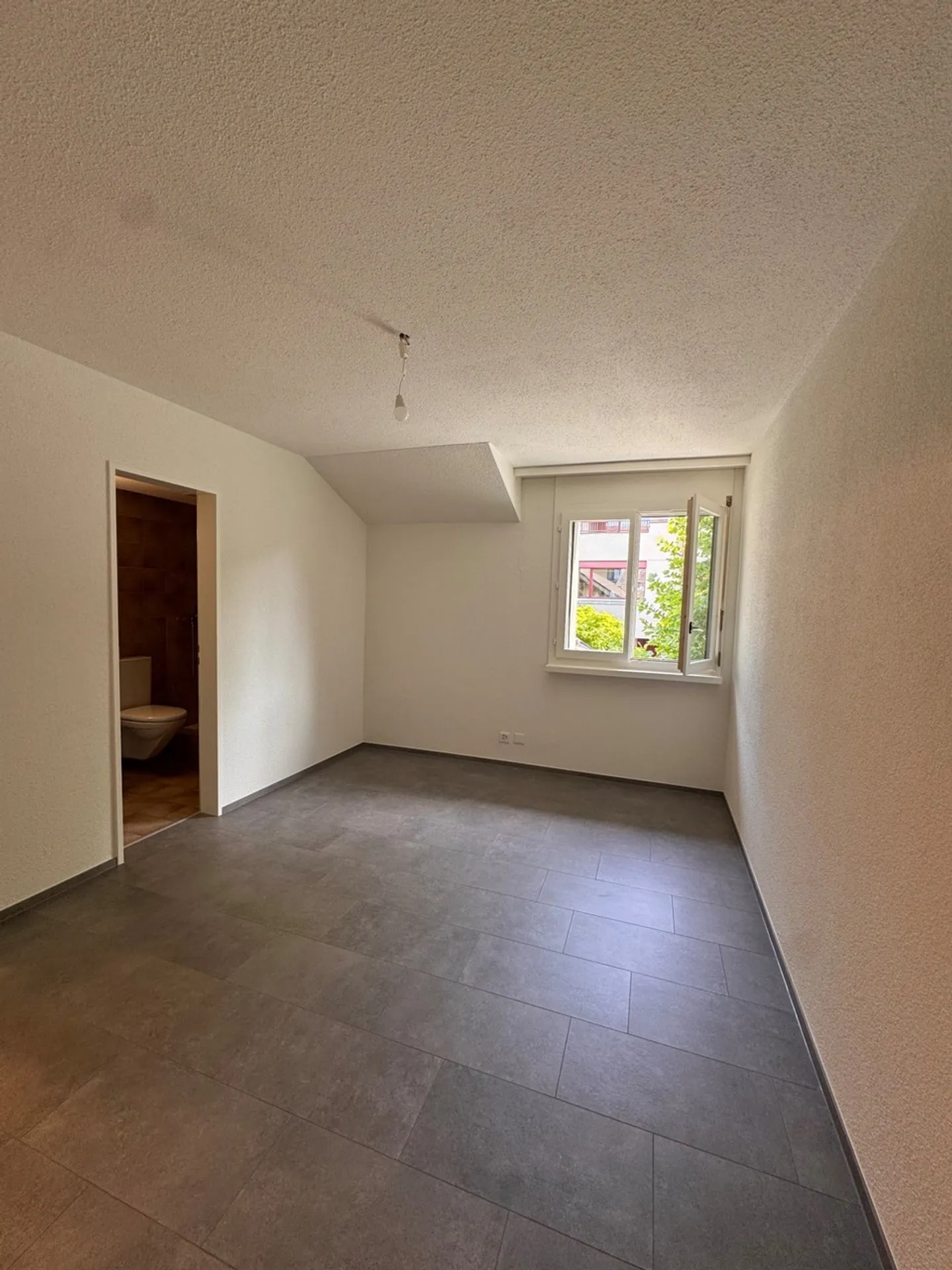 Charming, partially renovated 1-room apartment in a central location - Photo 5 of 7