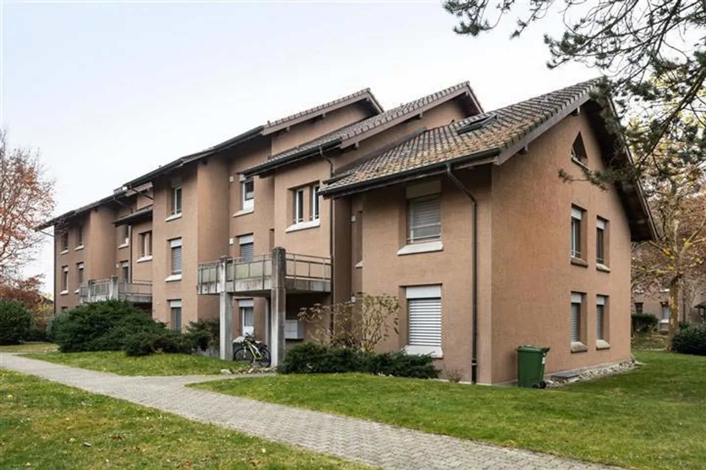 Dans le vert avec un excellent accès - Moderne et adapté aux familles - Photo 1 sur 7