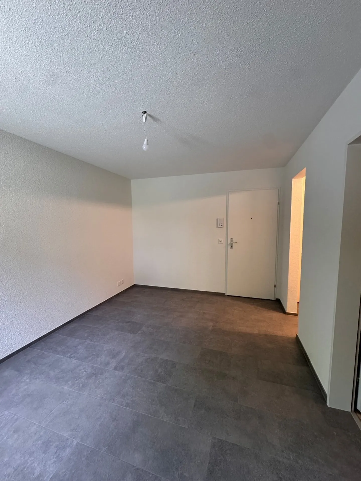 Charming, partially renovated 1-room apartment in a central location - Photo 6 of 7