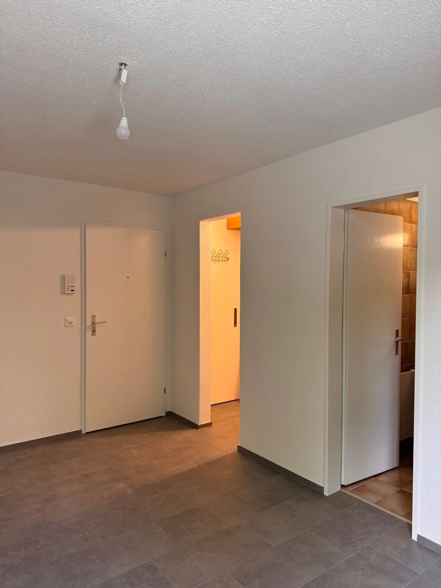Charming, partially renovated 1-room apartment in a central location - Photo 7 of 7