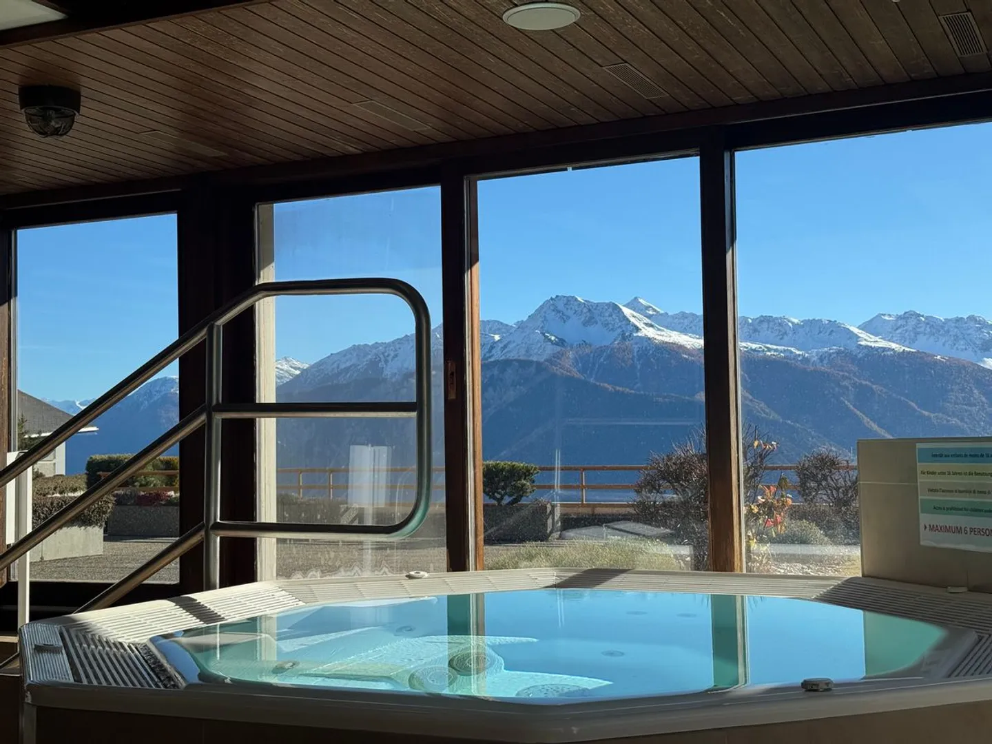 Charming 2.5 room renovated apartment with terrace and view of the Alps - Photo 2 of 13