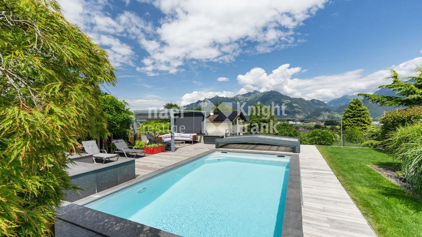 Casa di architetto di 7,5 stanze con piscina e jacuzzi in un contesto verde - Foto 3 di 13