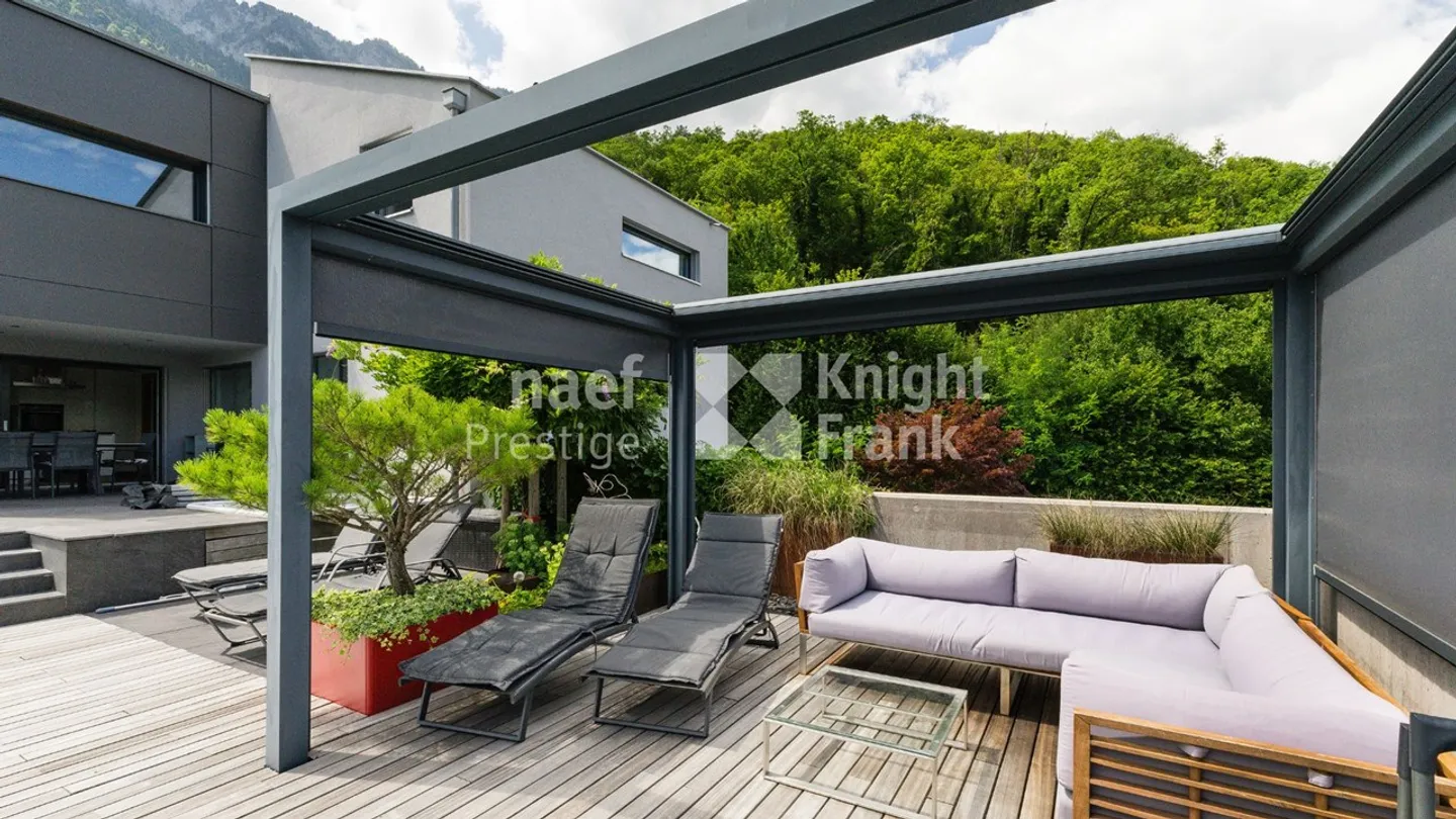 Casa di architetto di 7,5 stanze con piscina e jacuzzi in un contesto verde - Foto 4 di 13