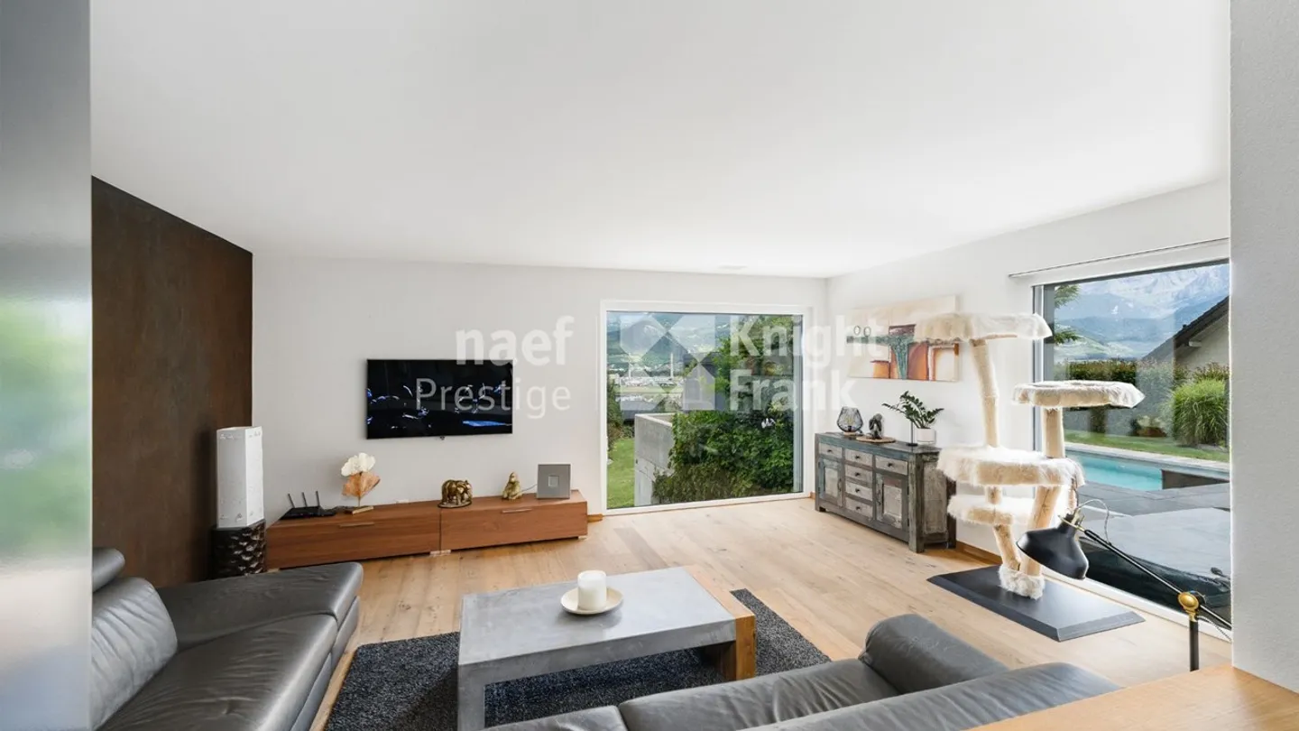 Casa di architetto di 7,5 stanze con piscina e jacuzzi in un contesto verde - Foto 5 di 13