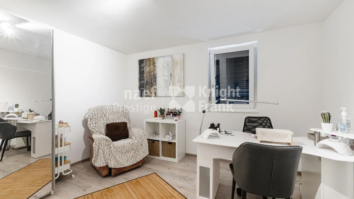 Casa di architetto di 7,5 stanze con piscina e jacuzzi in un contesto verde - Foto 12 di 13