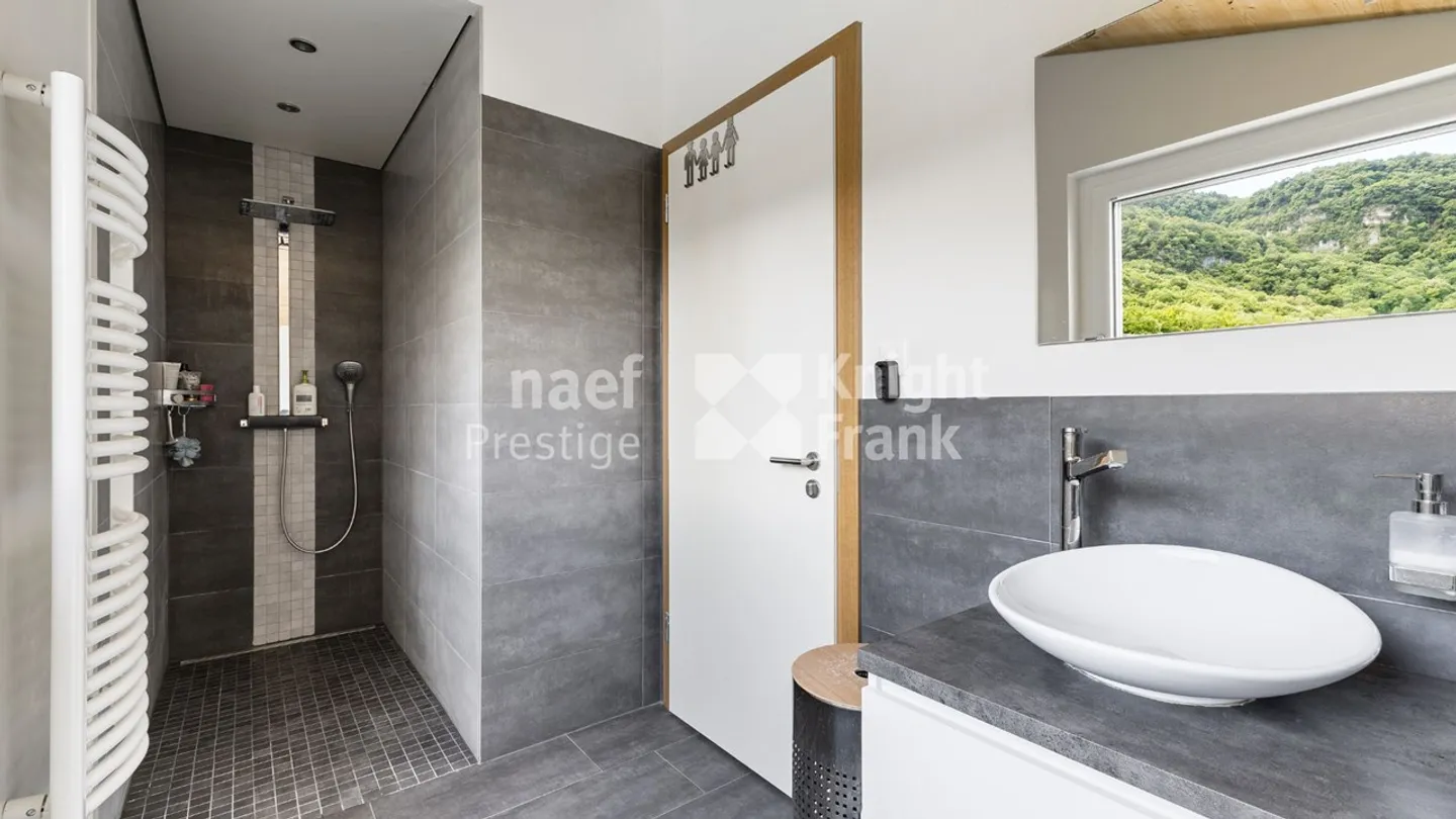 Casa di architetto di 7,5 stanze con piscina e jacuzzi in un contesto verde - Foto 13 di 13