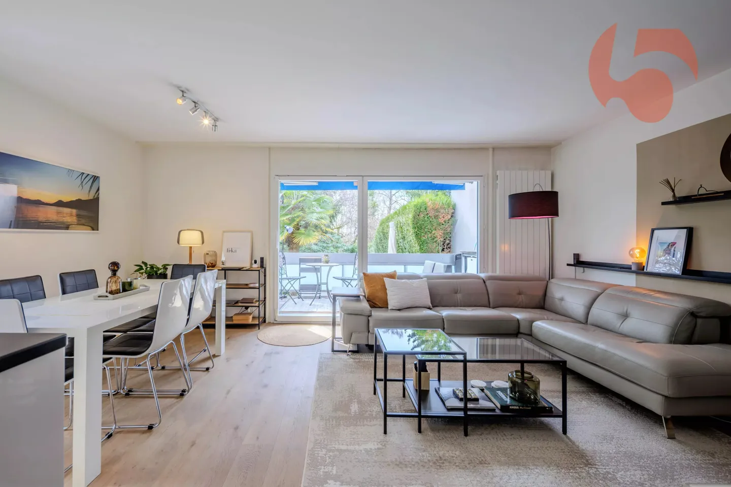 Appartement de 4,5 pièces de haut standing avec grand jardin - Photo 2 sur 10