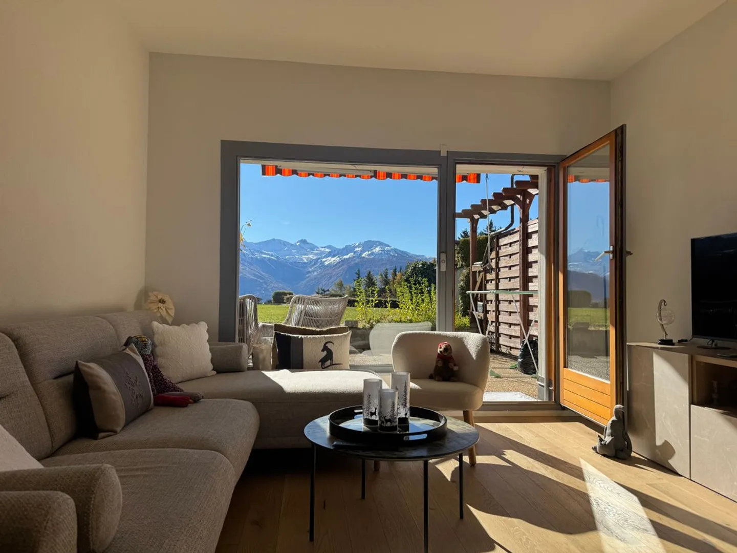 Charming 2.5 room renovated apartment with terrace and view of the Alps - Photo 4 of 13