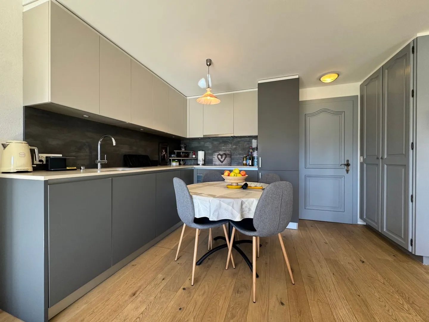 Charming 2.5 room renovated apartment with terrace and view of the Alps - Photo 9 of 13