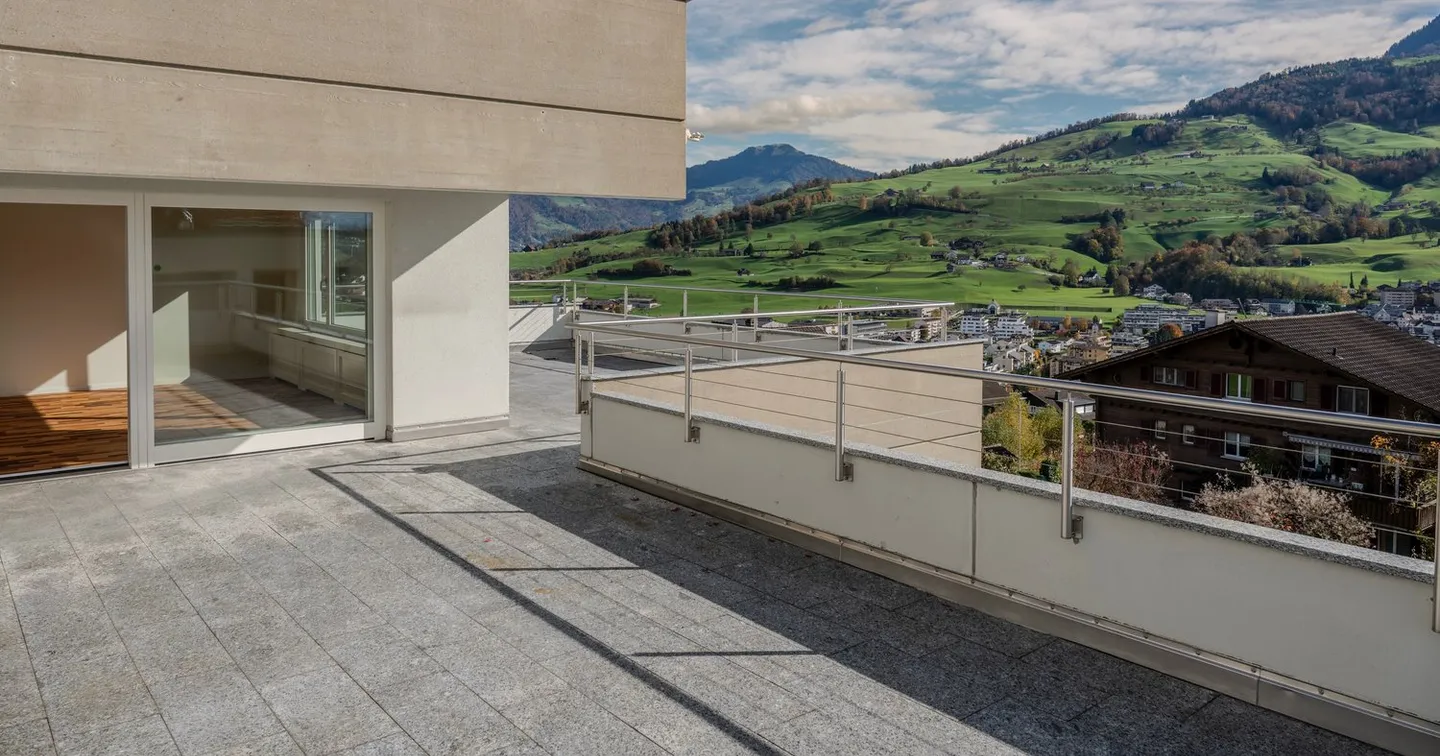 Maison familiale inondée de lumière avec une vue imprenable sur le lac et les montagnes - Photo 2 sur 17