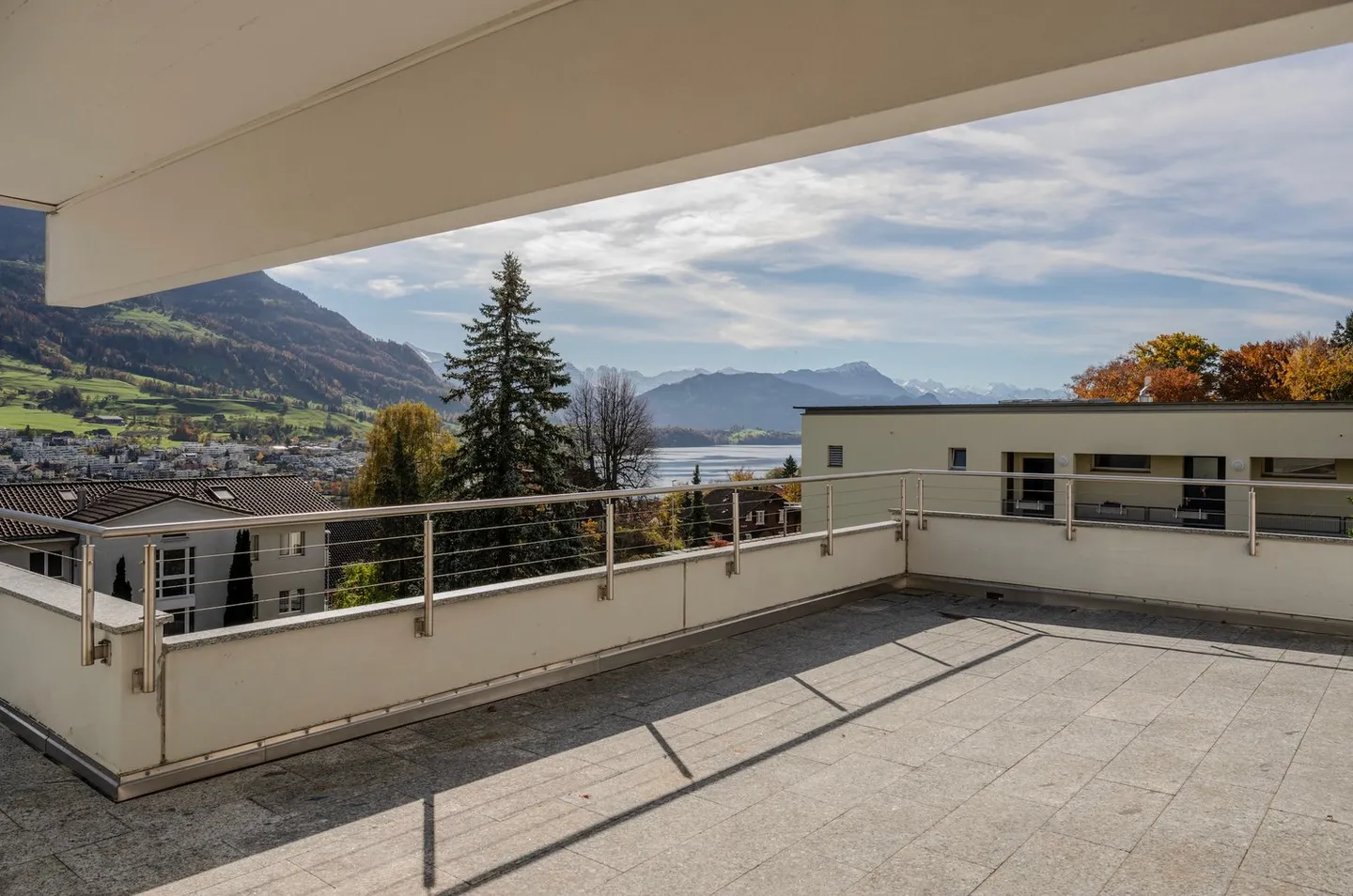 Maison familiale inondée de lumière avec une vue imprenable sur le lac et les montagnes - Photo 3 sur 17