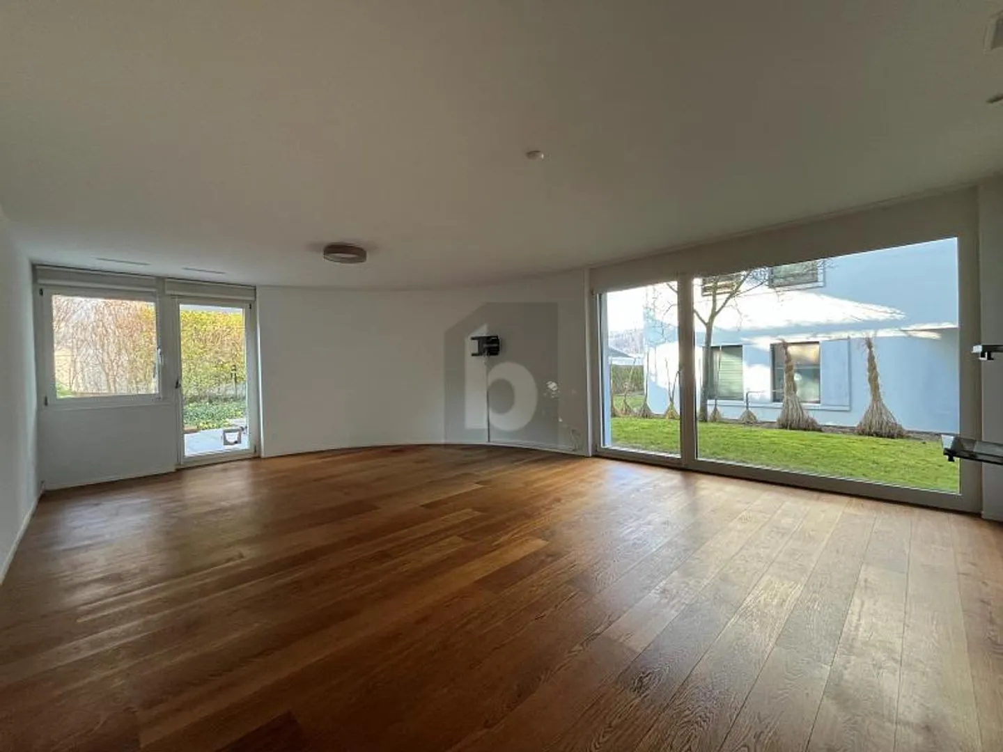 SPACIOUS AND BRIGHT WITH SMALL GARDEN - Photo 2 of 6