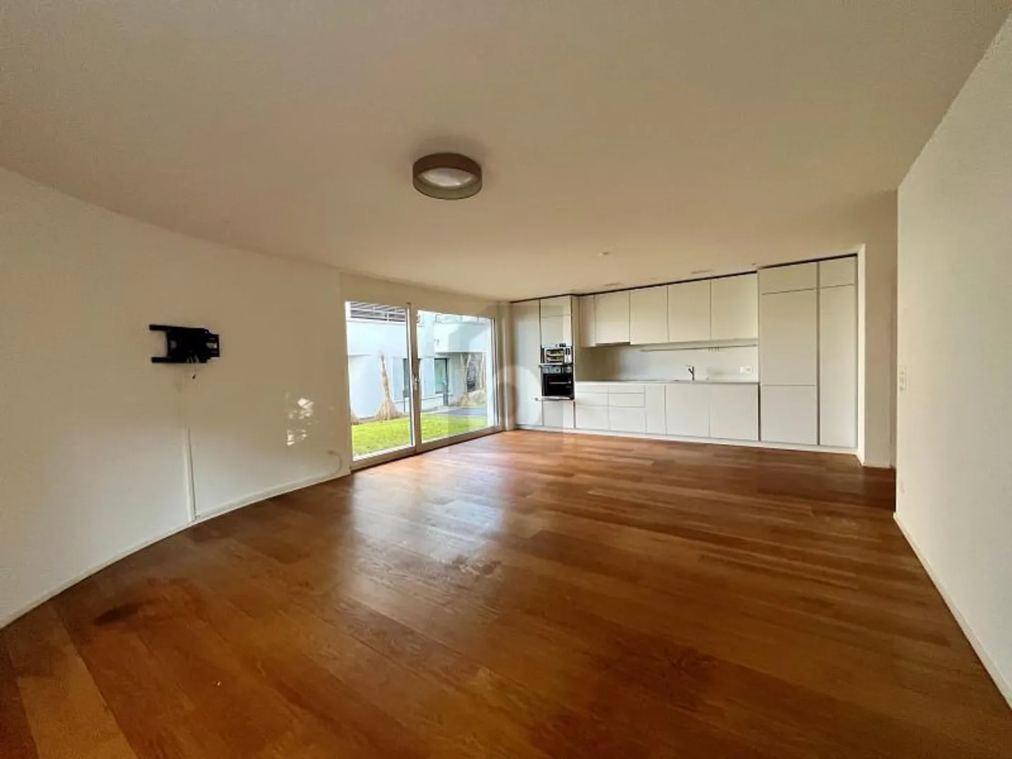 SPACIOUS AND BRIGHT WITH SMALL GARDEN - Photo 3 of 6