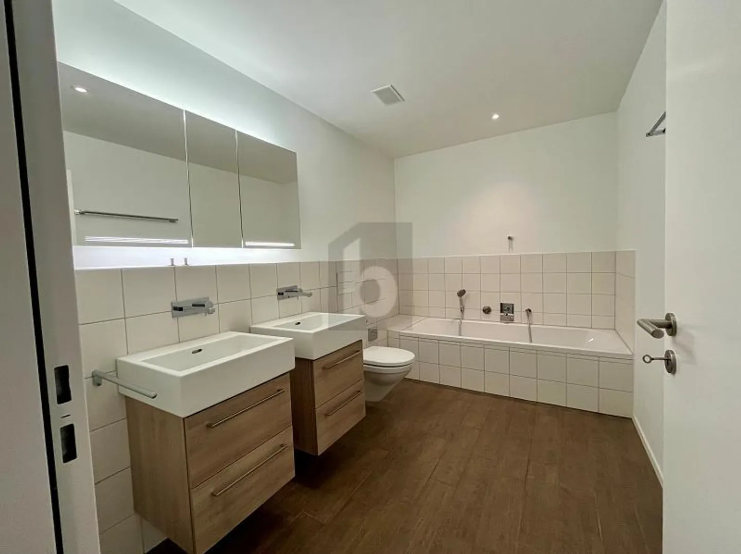 SPACIOUS AND BRIGHT WITH SMALL GARDEN - Photo 4 of 6