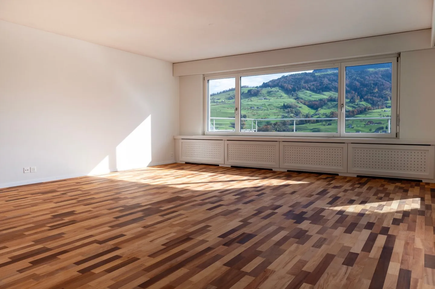 Maison familiale inondée de lumière avec une vue imprenable sur le lac et les montagnes - Photo 6 sur 17