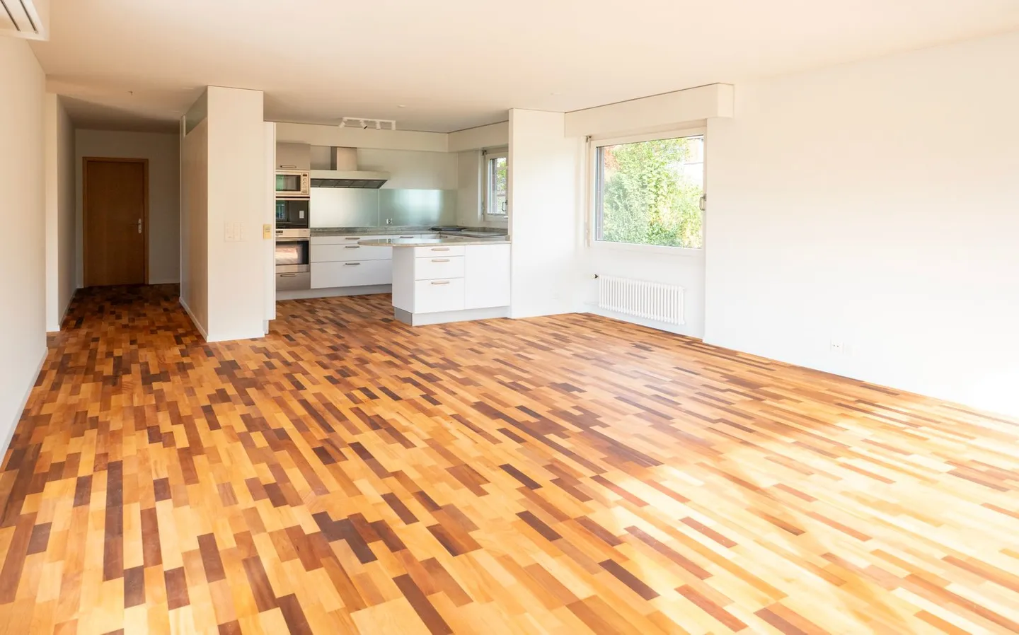 Maison familiale inondée de lumière avec une vue imprenable sur le lac et les montagnes - Photo 7 sur 17