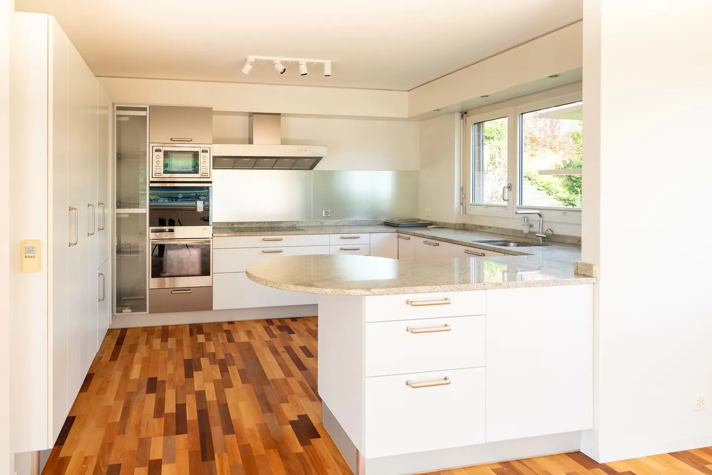 Maison familiale inondée de lumière avec une vue imprenable sur le lac et les montagnes - Photo 8 sur 17