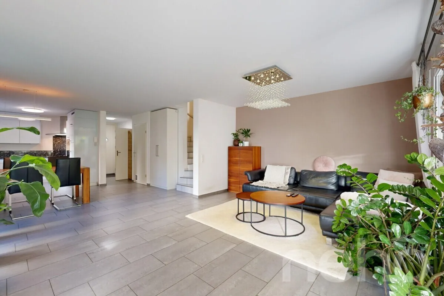 Maison de ville d'angle de 5,5 pièces bien entretenue à Lufingen - Photo 3 sur 12