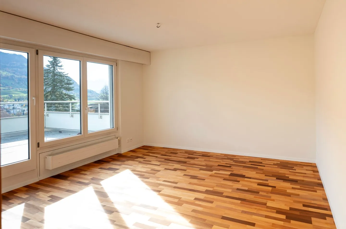 Maison familiale inondée de lumière avec une vue imprenable sur le lac et les montagnes - Photo 9 sur 17