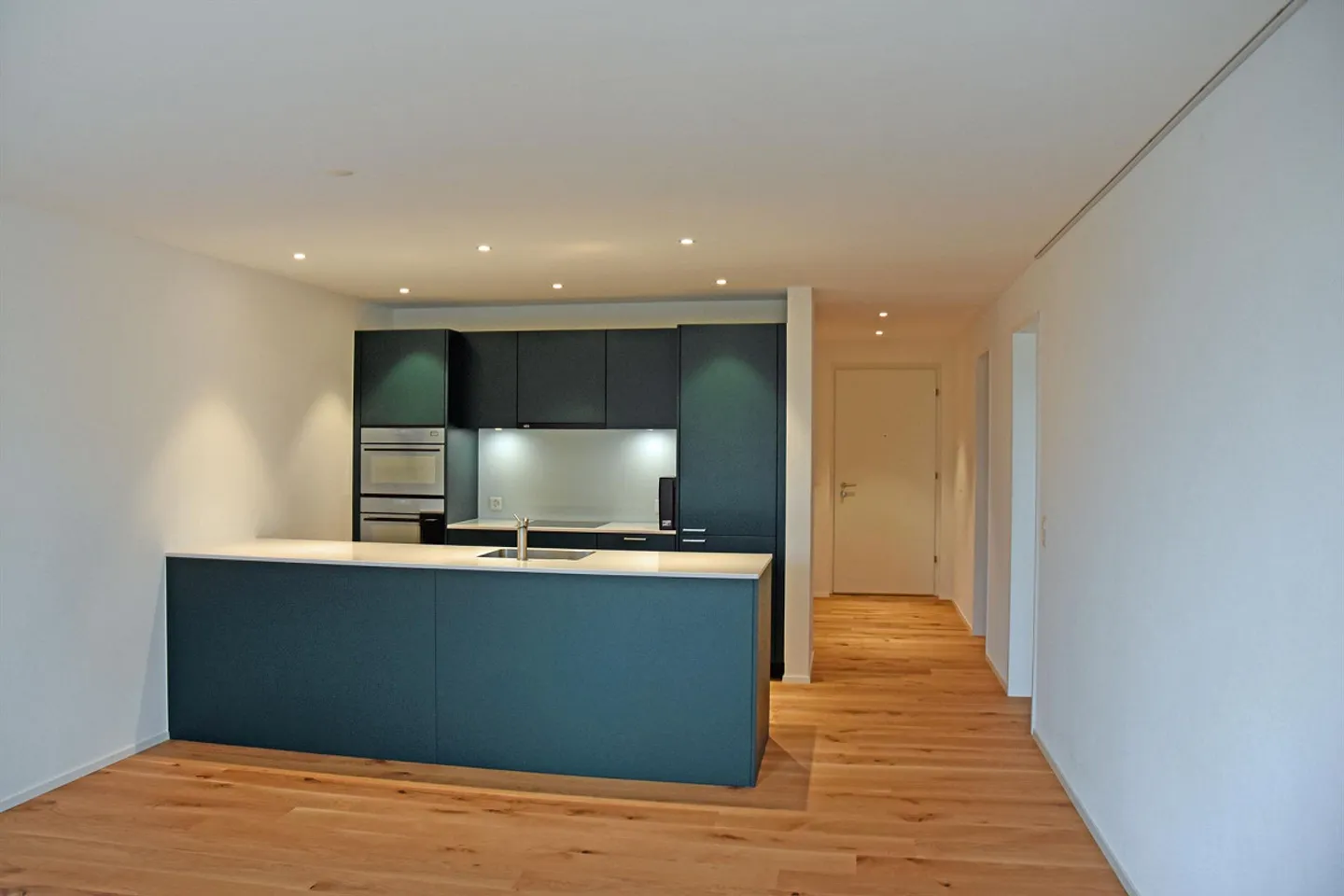 Appartement moderne de 2,5 pièces avec loggia et espace de jardin - Photo 1 sur 15
