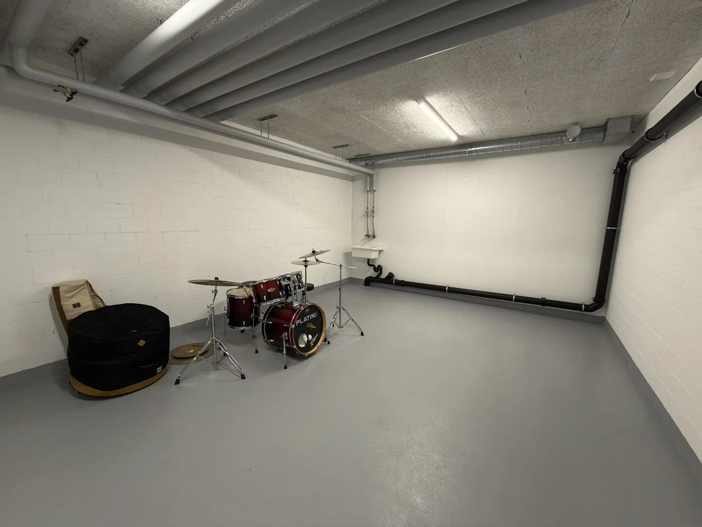 Spacious Hobby Room - Photo 1 of 4
