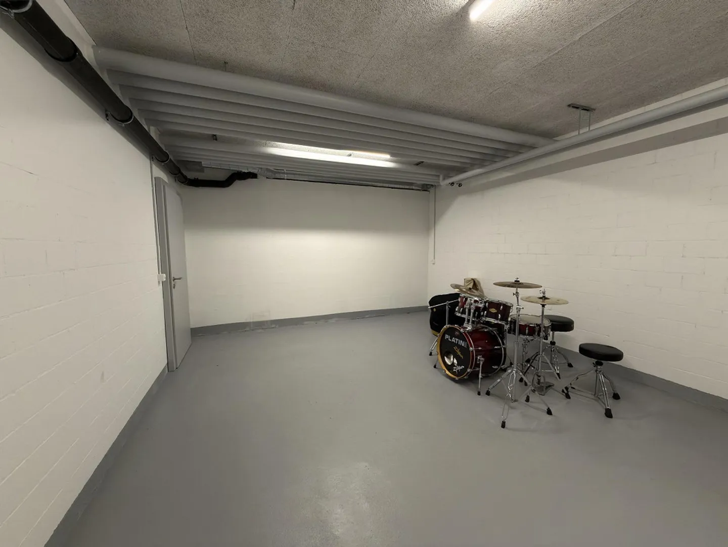 Spacious Hobby Room - Photo 2 of 4