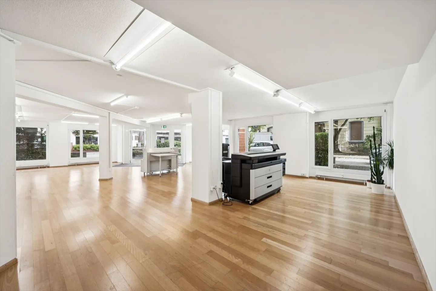 Espace commercial lumineux et polyvalent dans un emplacement central - Photo 3 sur 10