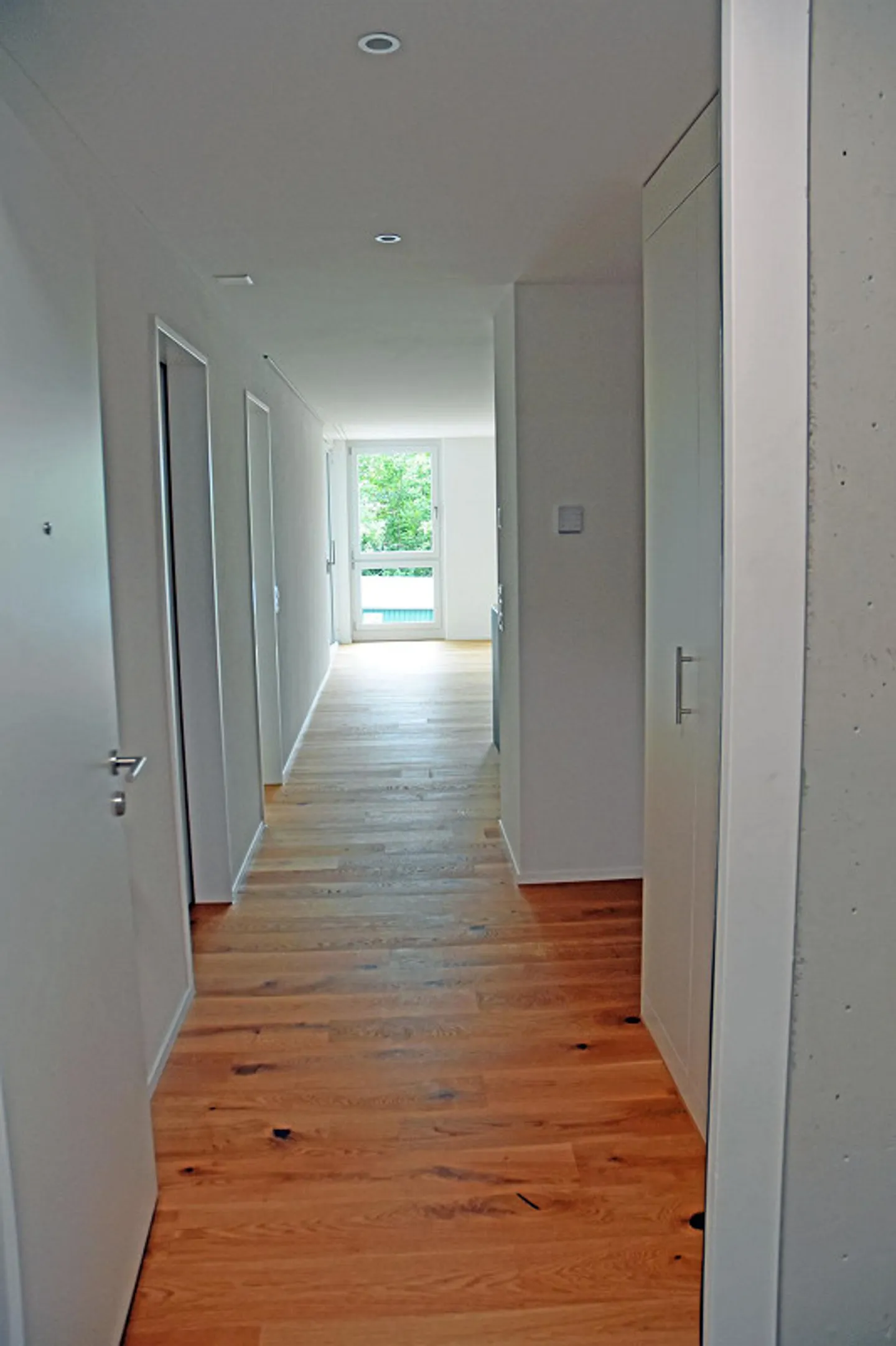 Appartement moderne de 2,5 pièces avec loggia et espace de jardin - Photo 12 sur 15