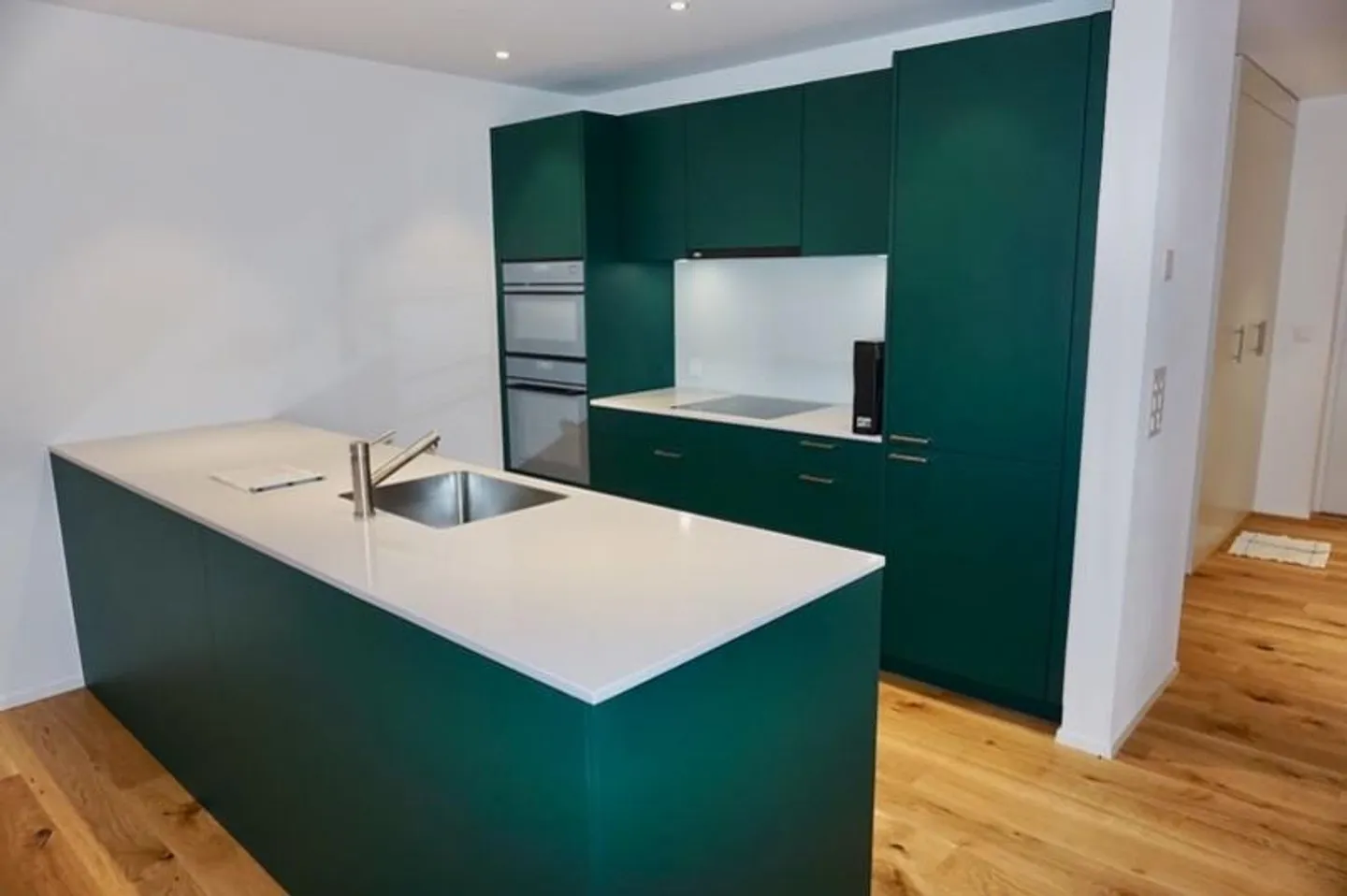 Appartement moderne de 2,5 pièces avec loggia et espace de jardin - Photo 2 sur 15
