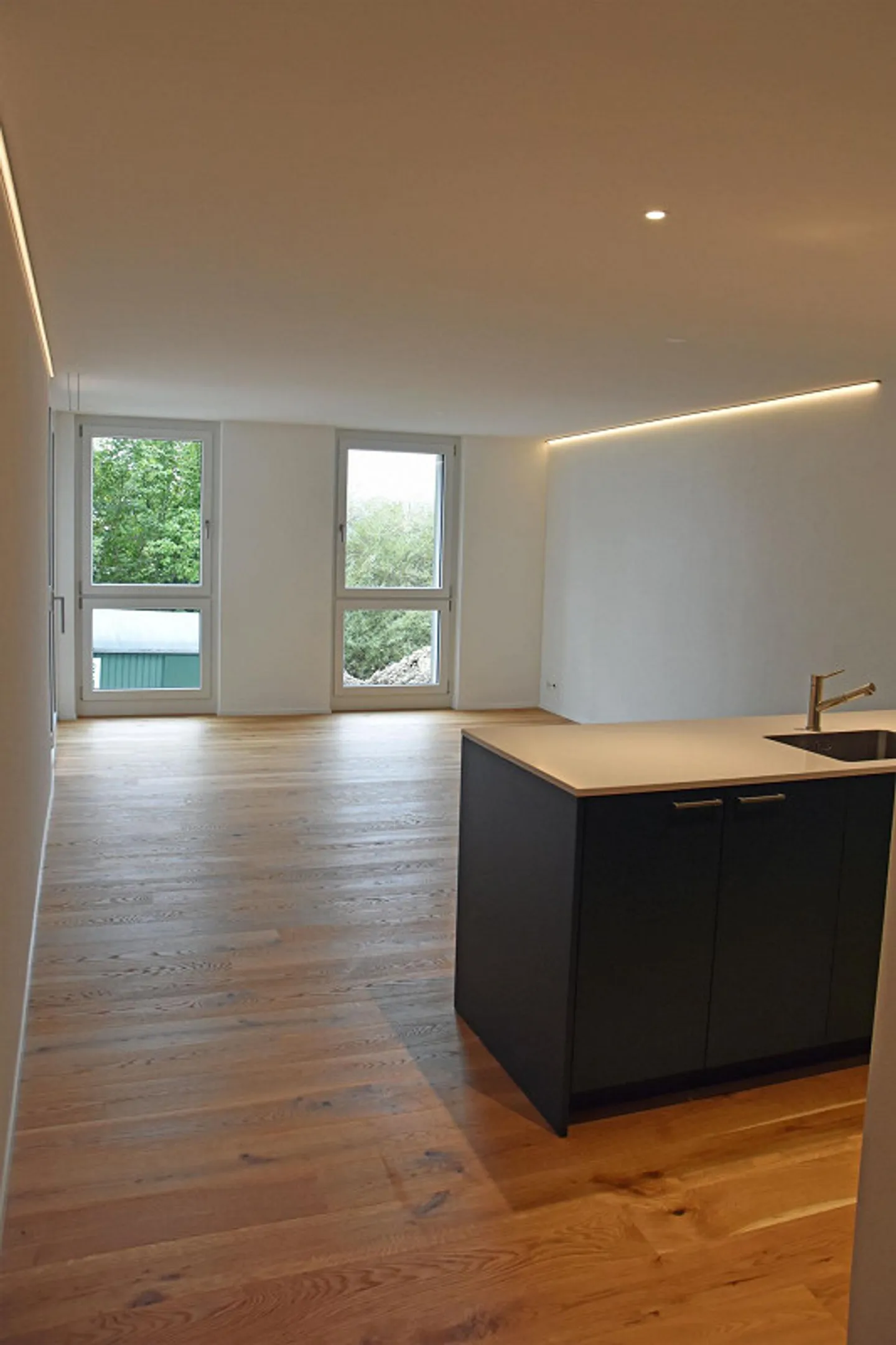 Appartement moderne de 2,5 pièces avec loggia et espace de jardin - Photo 3 sur 15