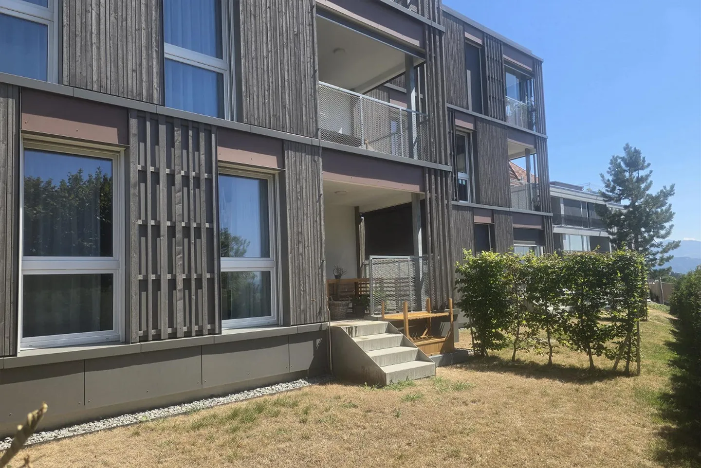 Appartement moderne de 2,5 pièces avec loggia et espace de jardin - Photo 9 sur 15