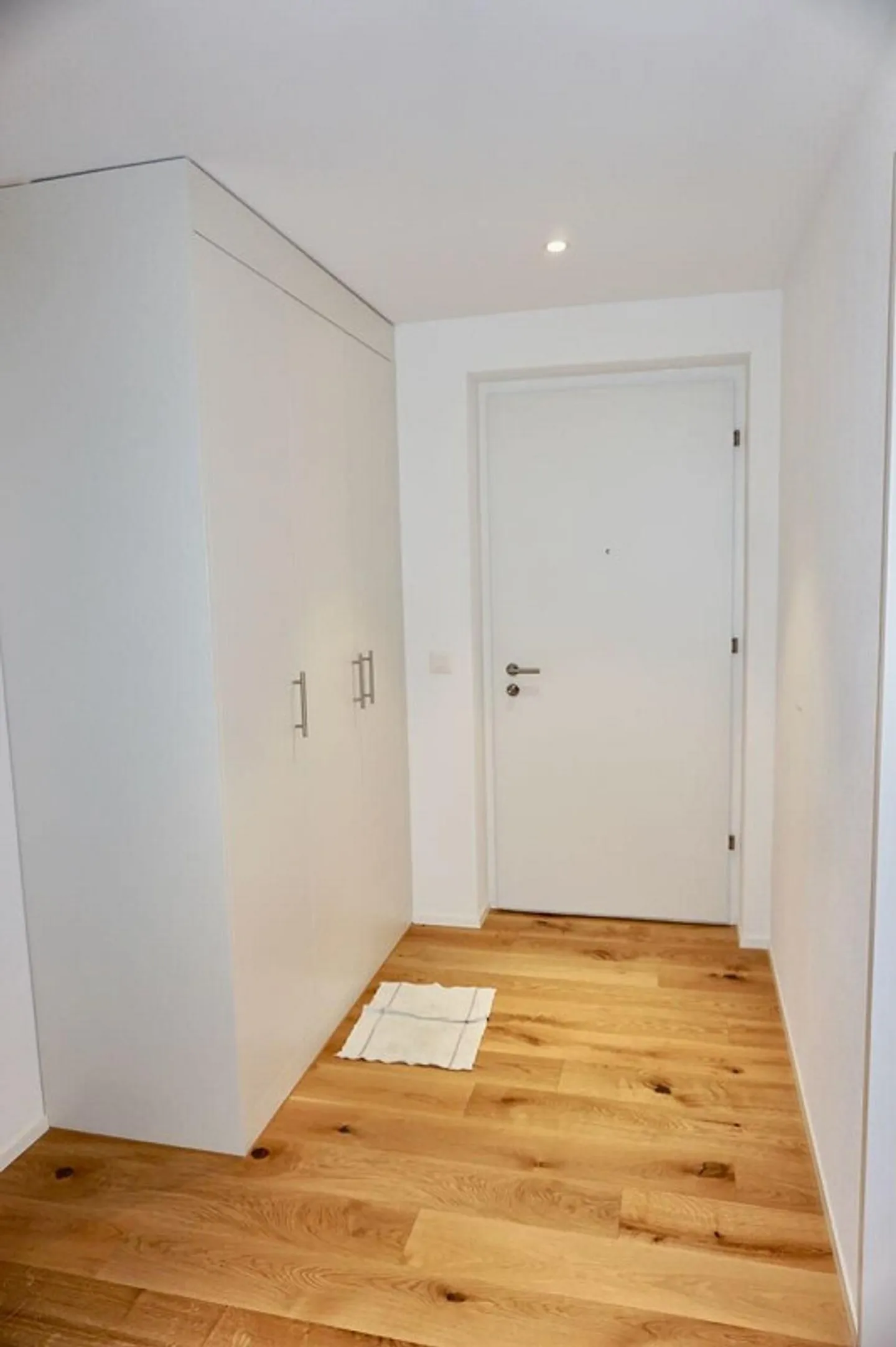 Appartement moderne de 2,5 pièces avec loggia et espace de jardin - Photo 13 sur 15