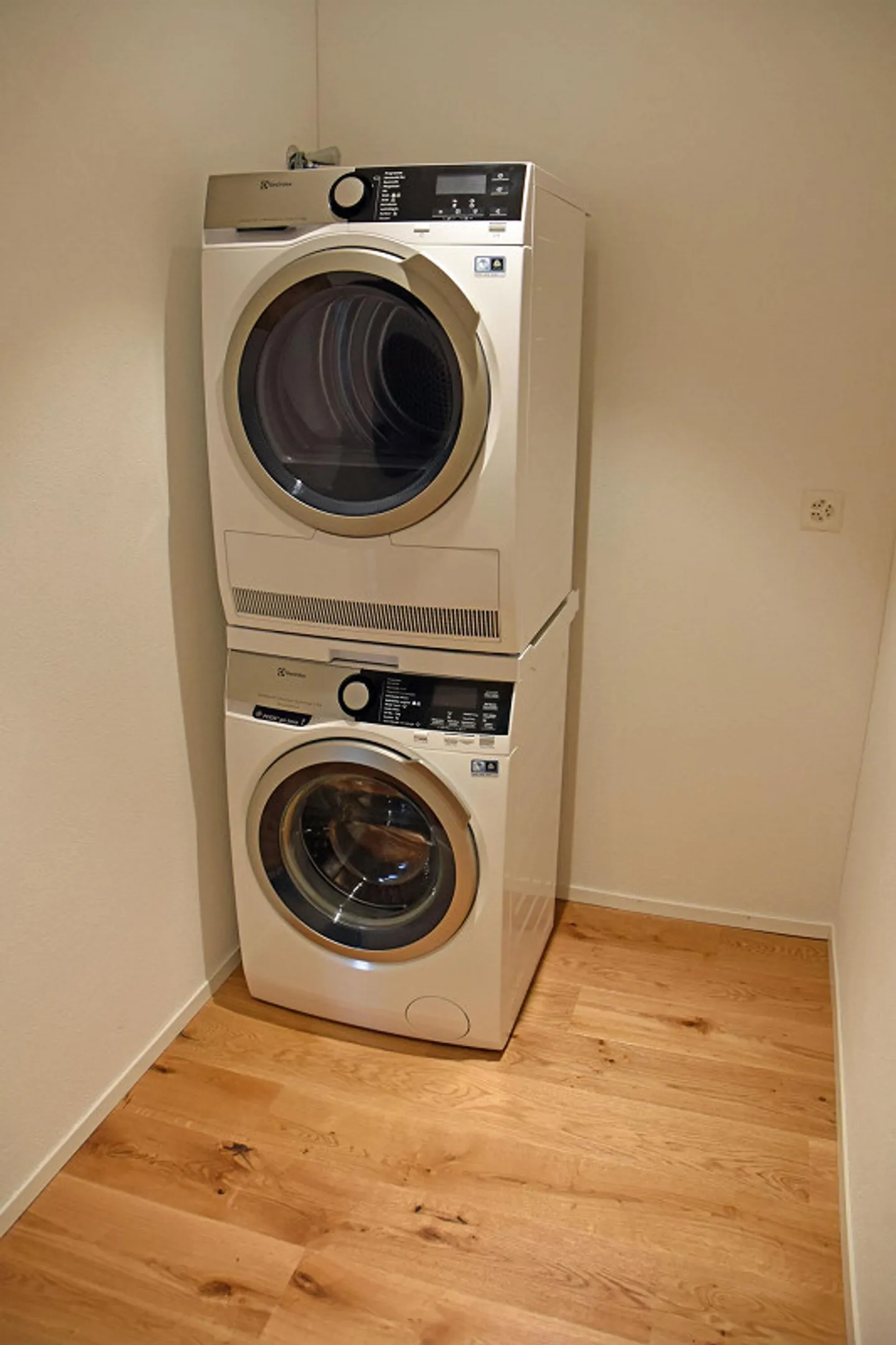 Appartement moderne de 2,5 pièces avec loggia et espace de jardin - Photo 14 sur 15
