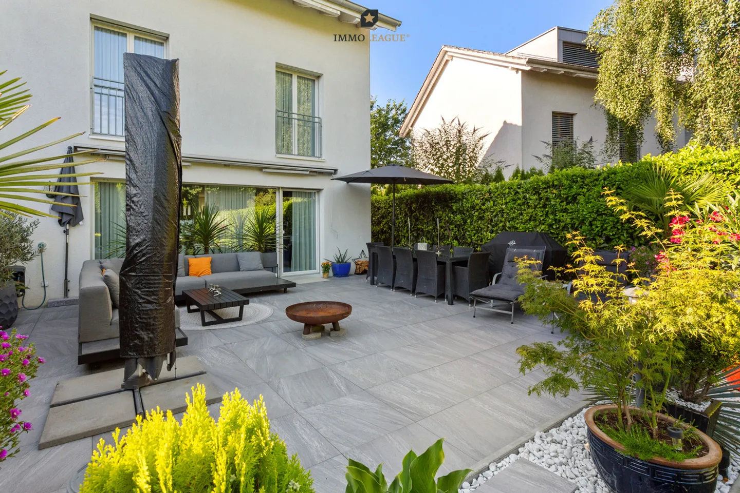 Maison de rangée bien entretenue avec terrasse et jardin dans un emplacement de choix. - Photo 2 sur 10