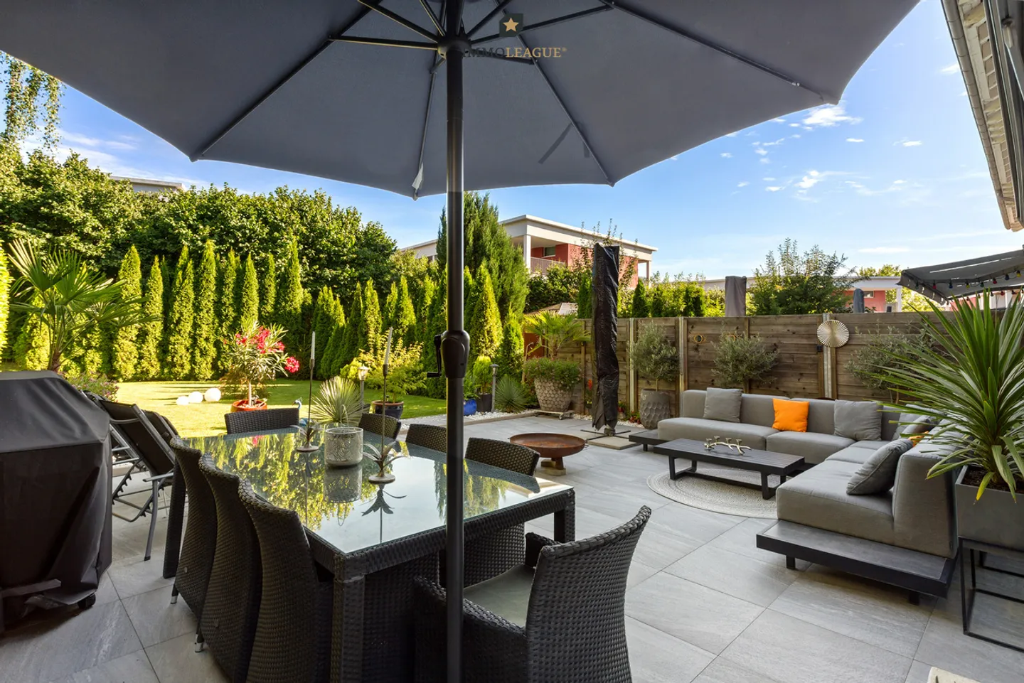 Maison de rangée bien entretenue avec terrasse et jardin dans un emplacement de choix. - Photo 1 sur 10
