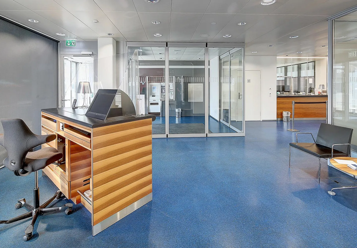 Espace de vente au rez-de-chaussée, bureaux hautement développés directement à la gare - Photo 2 sur 6